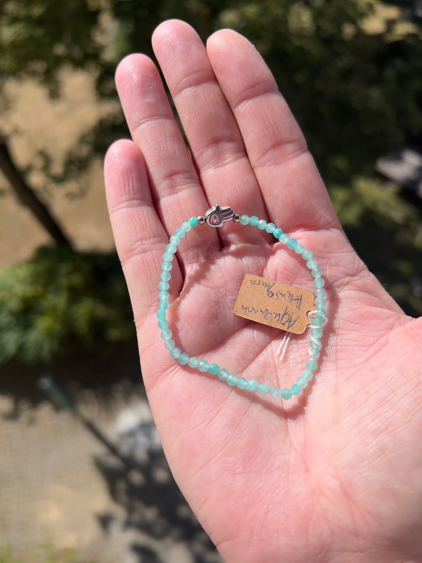 Aquamarin-Armband in zartem Grün mit Aura-Hamsa-Hand – Einzelstück 2 mm
