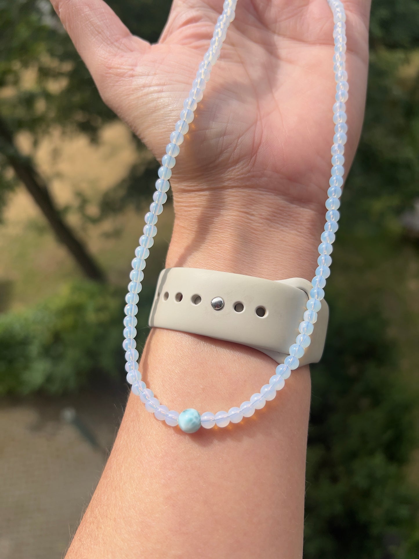 Meeresruhe & Licht - Zarte Heilsteinekette mit Larimar & Opal