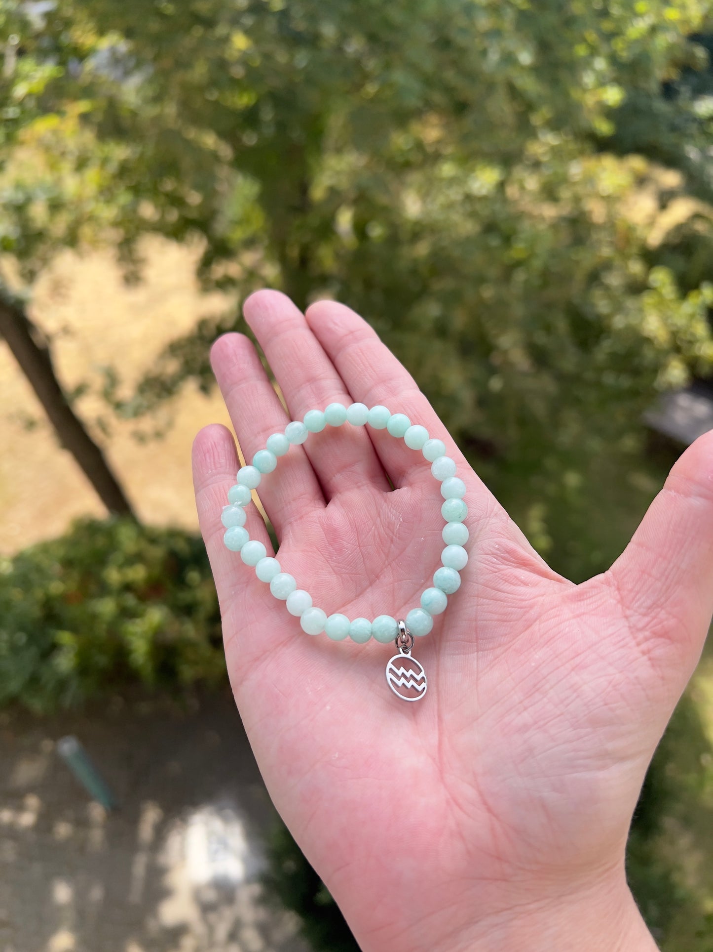 Sternzeichenarmband Wassermann – Chalcedon mint 6 mm mit Charme (Silber oder Gold wählbar)