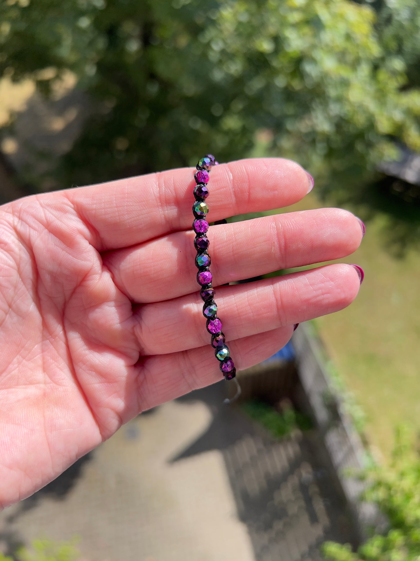 Handgeknüpftes Makramee-Armband mit schimmernden Kristallperlen in Lila & Magenta – verstellbar