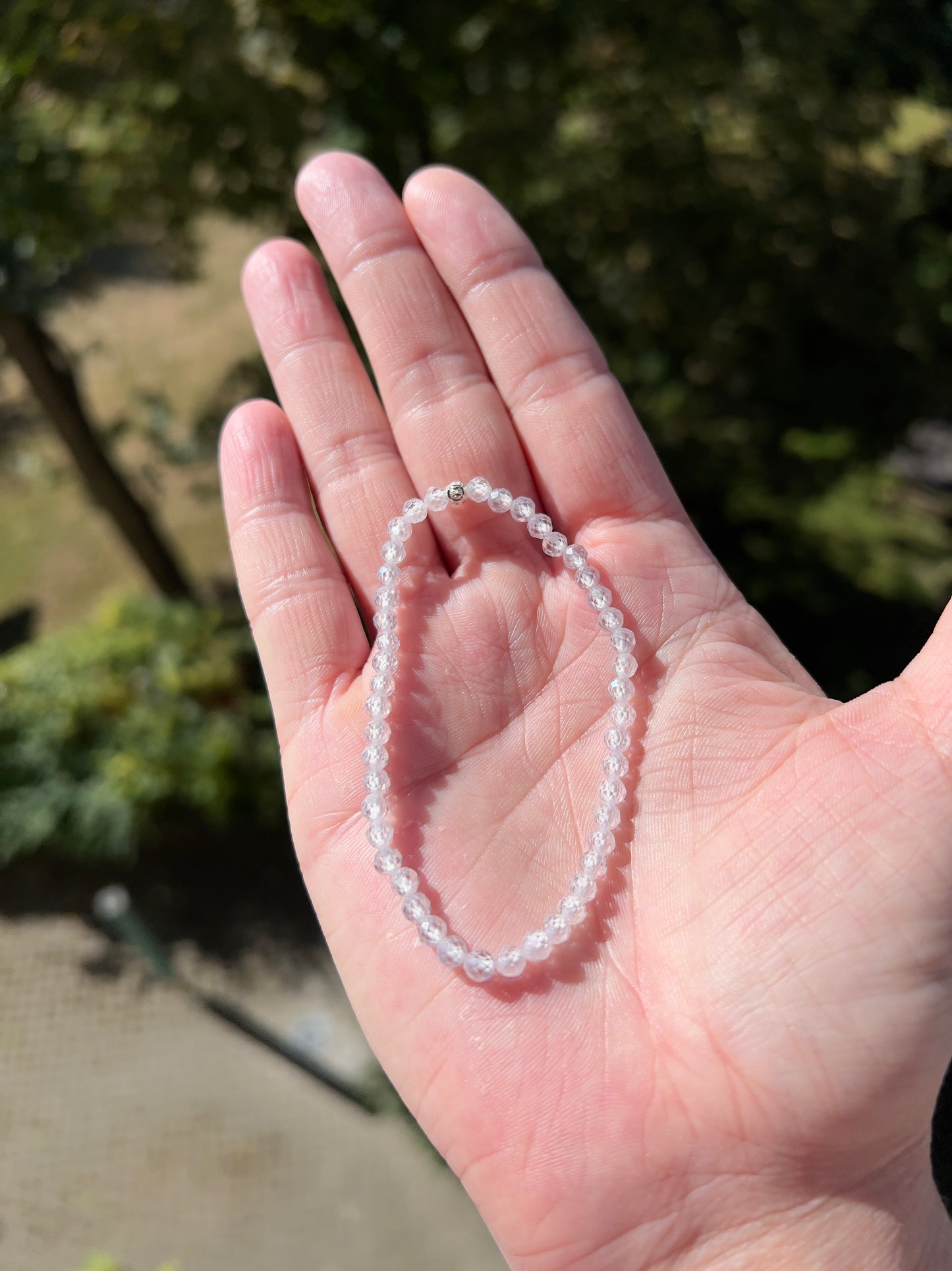 Armband – Weißer Zirkonia facettiert 4 mm mit 925er Silberperle (elastisch)