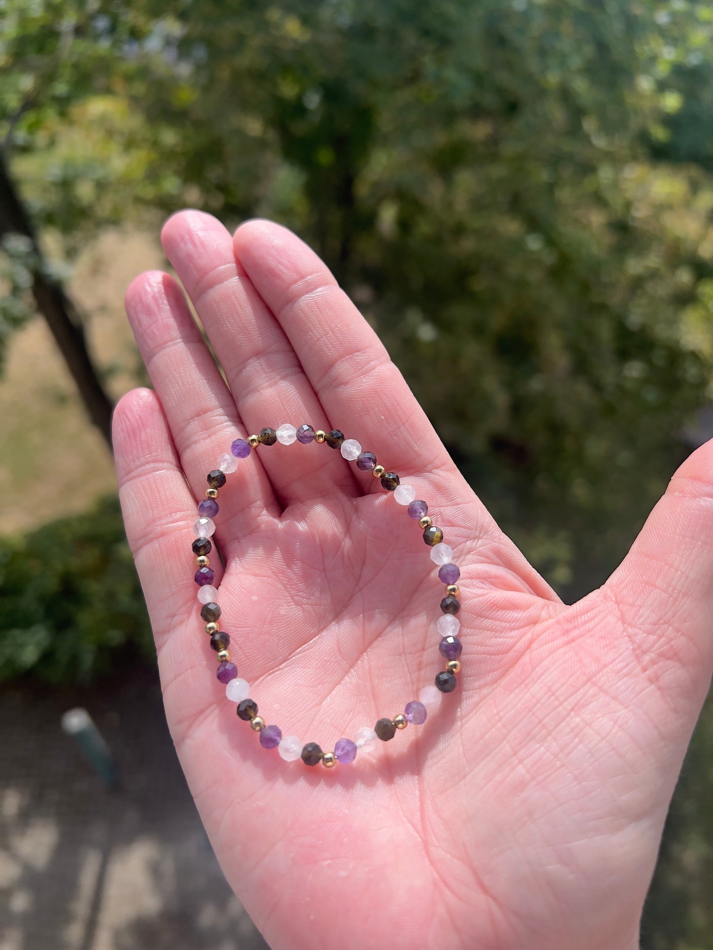 Edelstein-Armband Schutz & Harmonie – Obsidian Flash, Rosenquarz & Amethyst (4 mm facettiert, Edelstahl vergoldet)