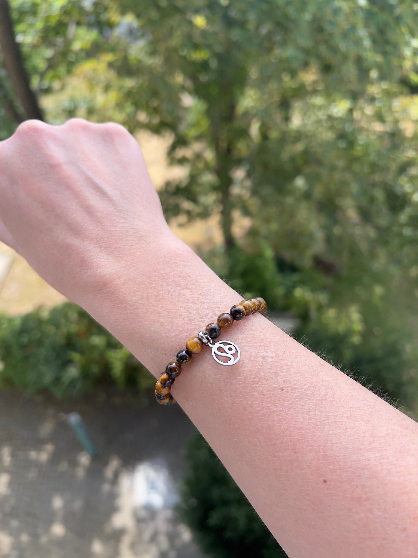 Sternzeichenarmband Löwe – Tigerauge 6 mm mit Charme (Silber oder Gold wählbar)