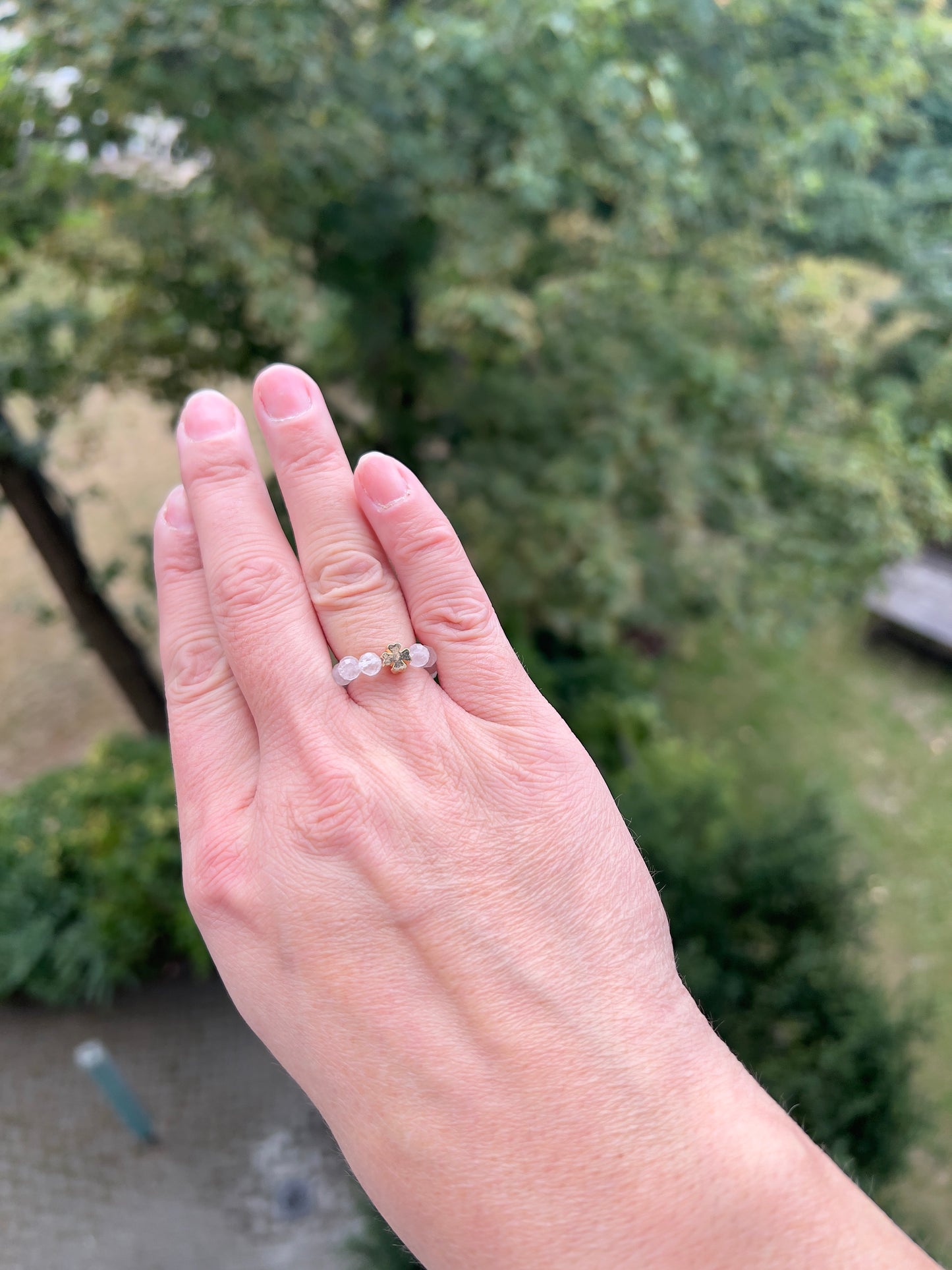 Liebe & Harmonie – Ring mit Rosenquarz & Kleeblatt-Charme