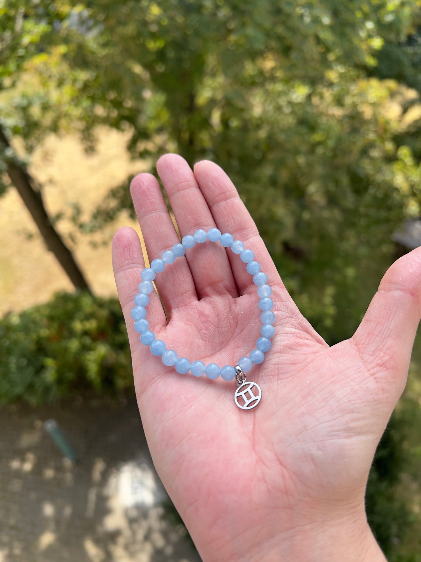 Sternzeichenarmband Zwillinge – Blauer Chalcedon 6 mm mit Charme (Silber oder Gold wählbar)