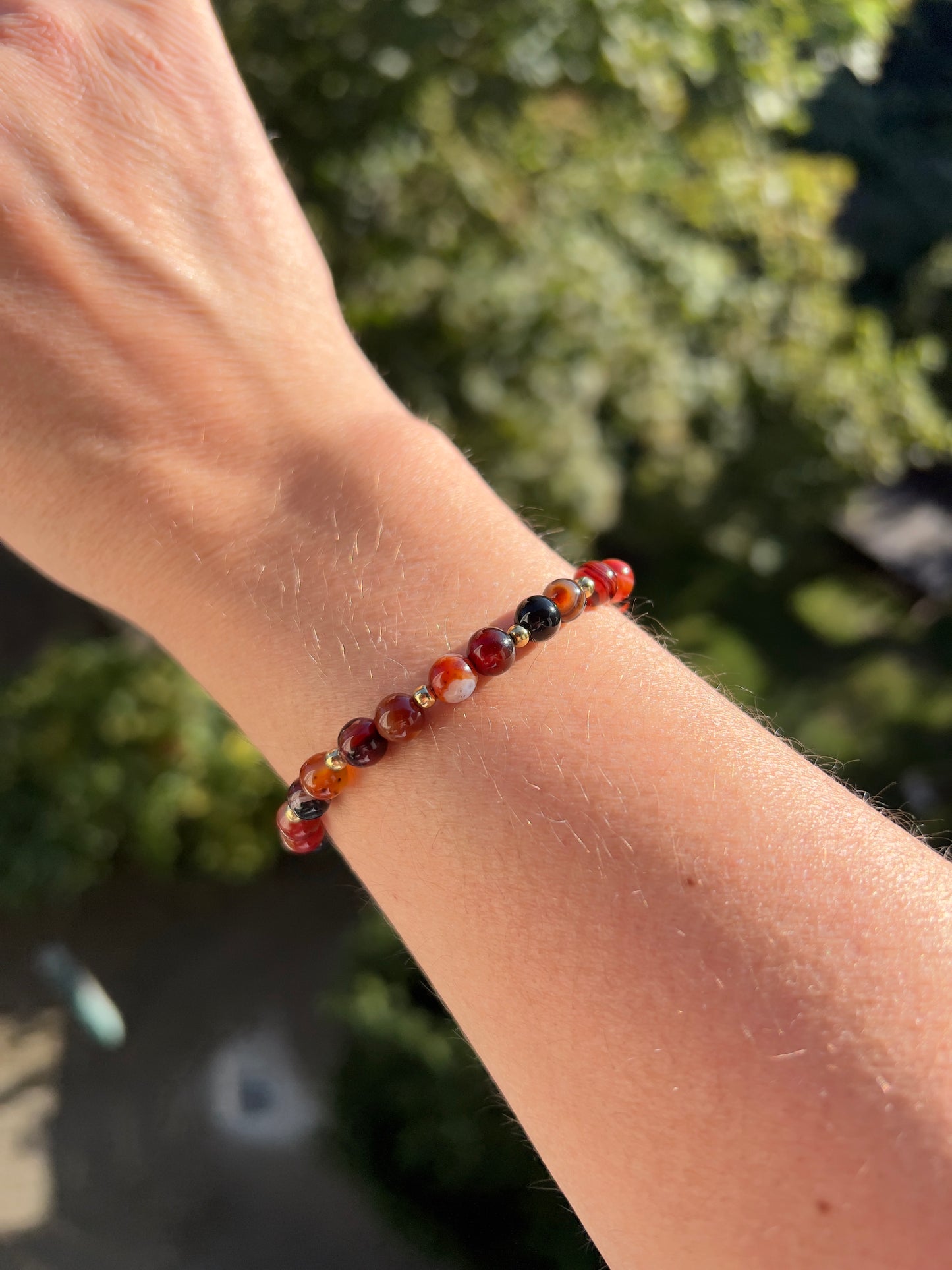 Roter Achat Armband 6 mm – AAA-Qualität mit vergoldeten Edelstahlakzenten