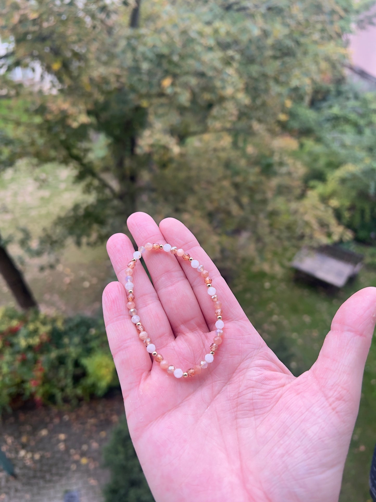 🌞 Sonnenzauber – Armband aus Zirkonia, Mondstein & Glasperlen in Mondstein-Optik (4 mm, facettiert)