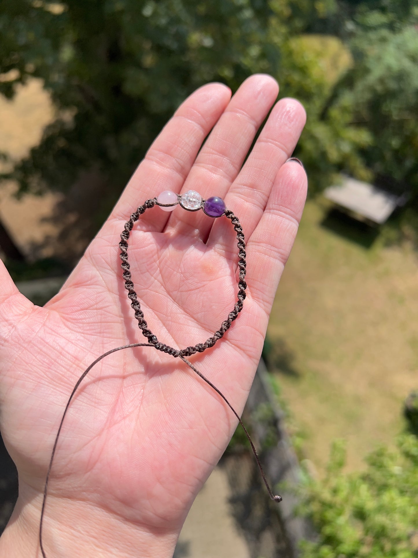 Handgeknüpftes Makramee-Armband aus Amethyst, Rosenquarz & Crackle-Bergkristall | 8 mm Edelsteinperlen | Verstellbar