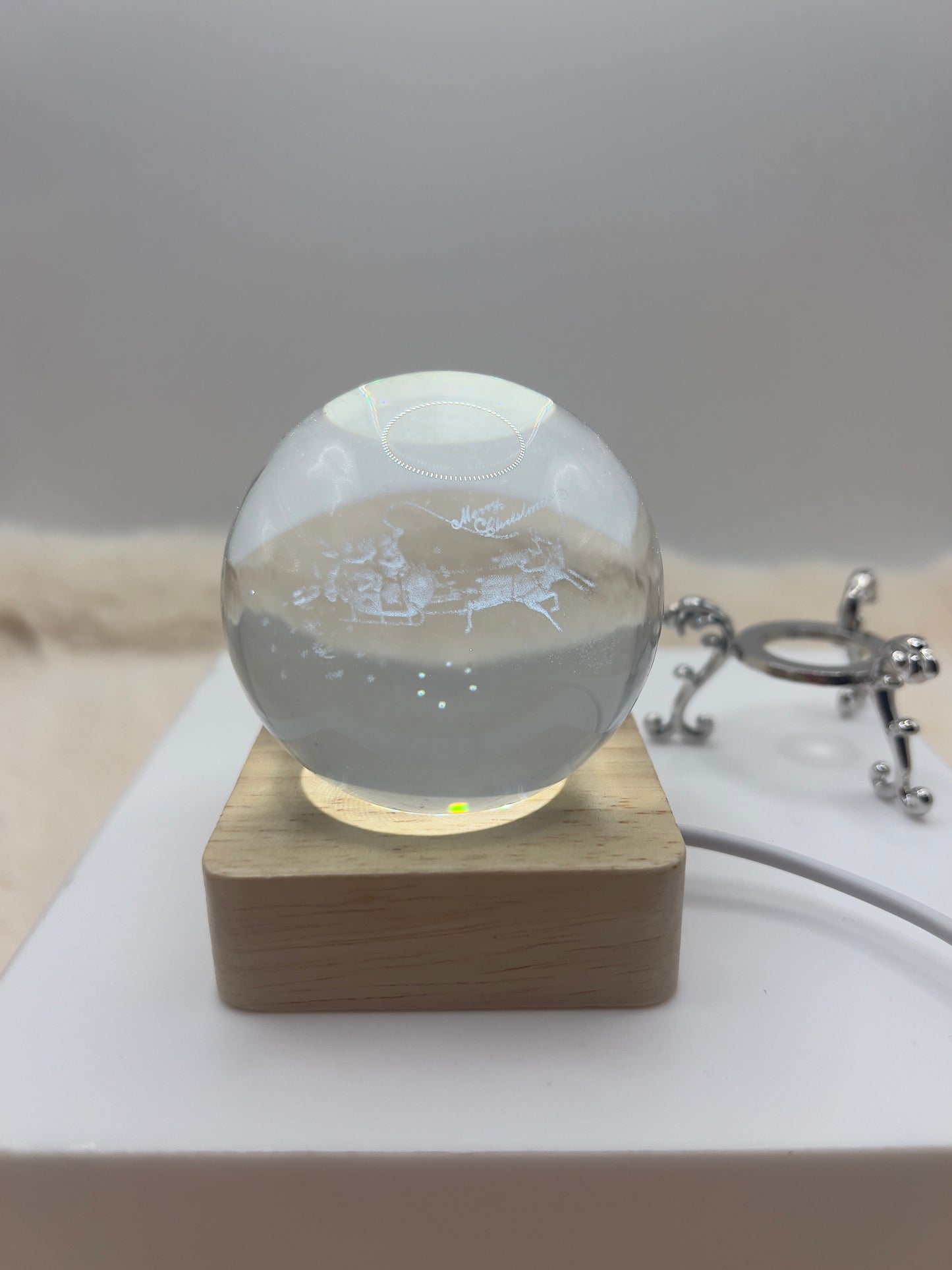 Kristallkugel „Merry Christmas“ mit Rentier & Schlitten – inkl. Ständer | Festliche Weihnachtsdeko & Geschenkidee