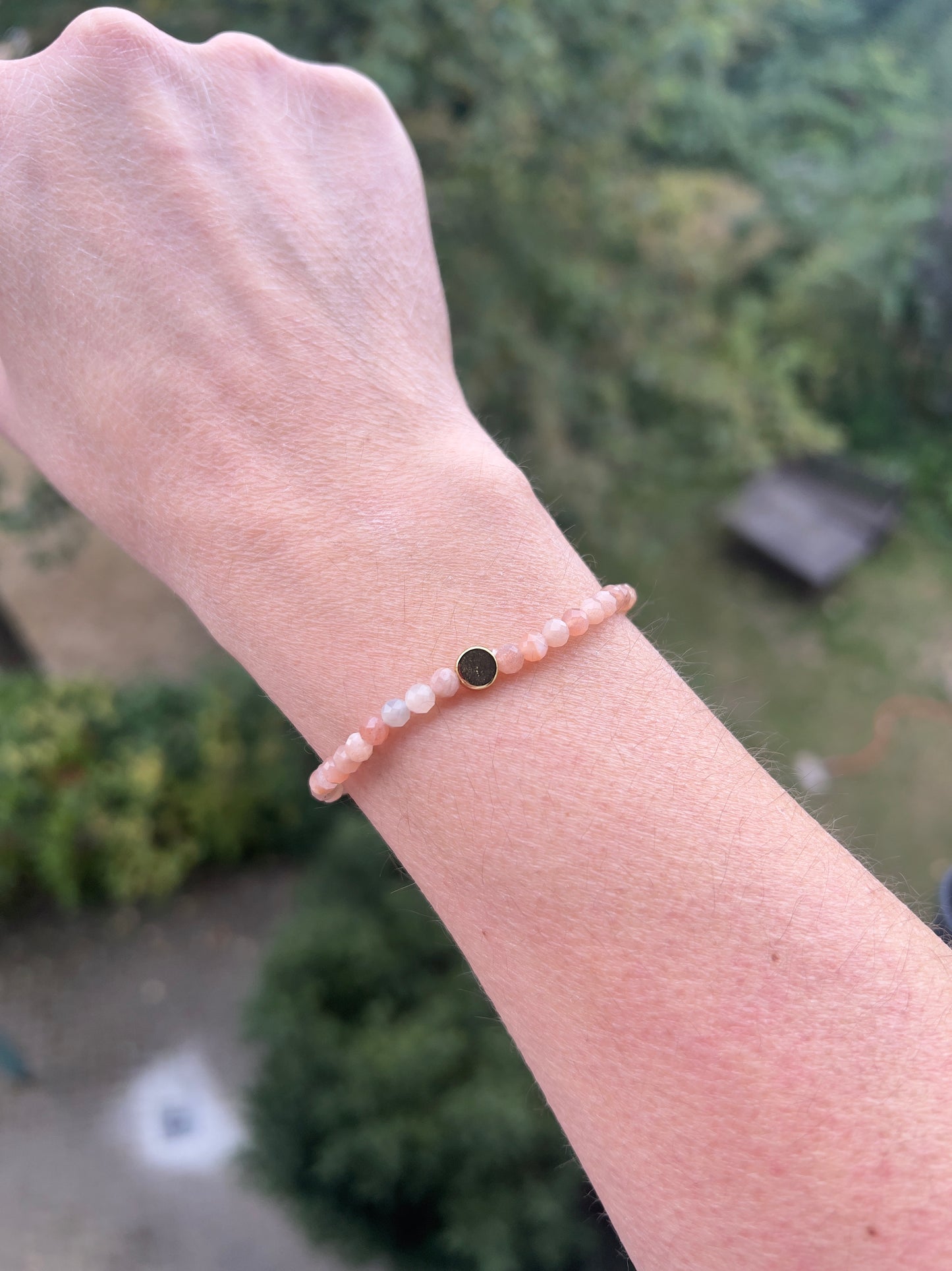 Pfirsichmondstein-Armband 4 mm facettiert mit 925er Silber-Charm (14K vergoldet) | Intuition & Herzenskraft
