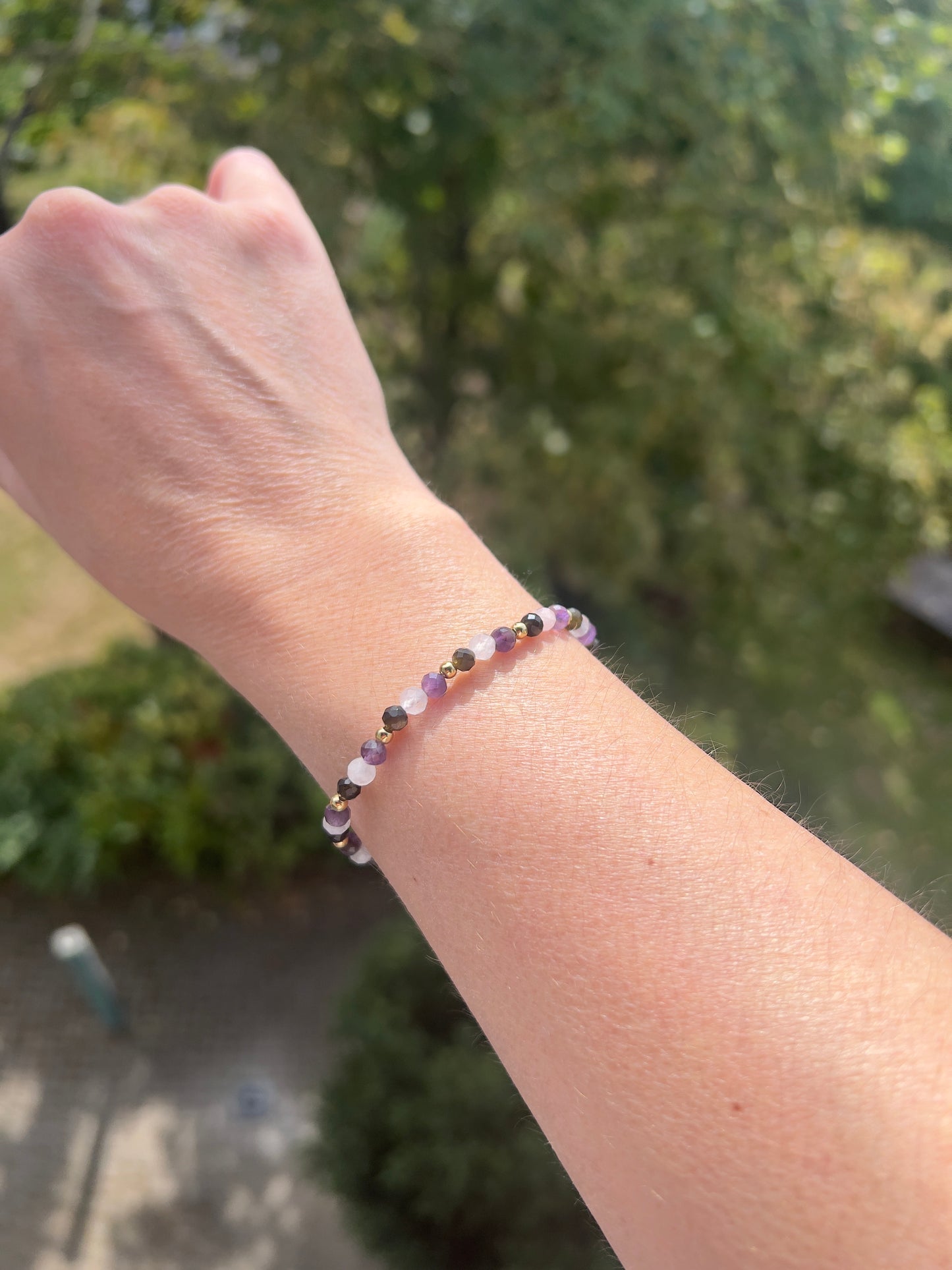 Edelstein-Armband Schutz & Harmonie – Obsidian Flash, Rosenquarz & Amethyst (4 mm facettiert, Edelstahl vergoldet)