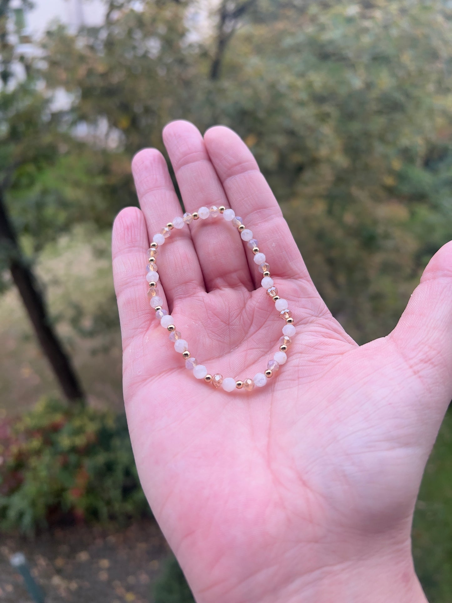 🤍 Mondlicht – Armband mit weißem Mondstein & Glasperlen in Mondstein-Optik (4 mm, facettiert)