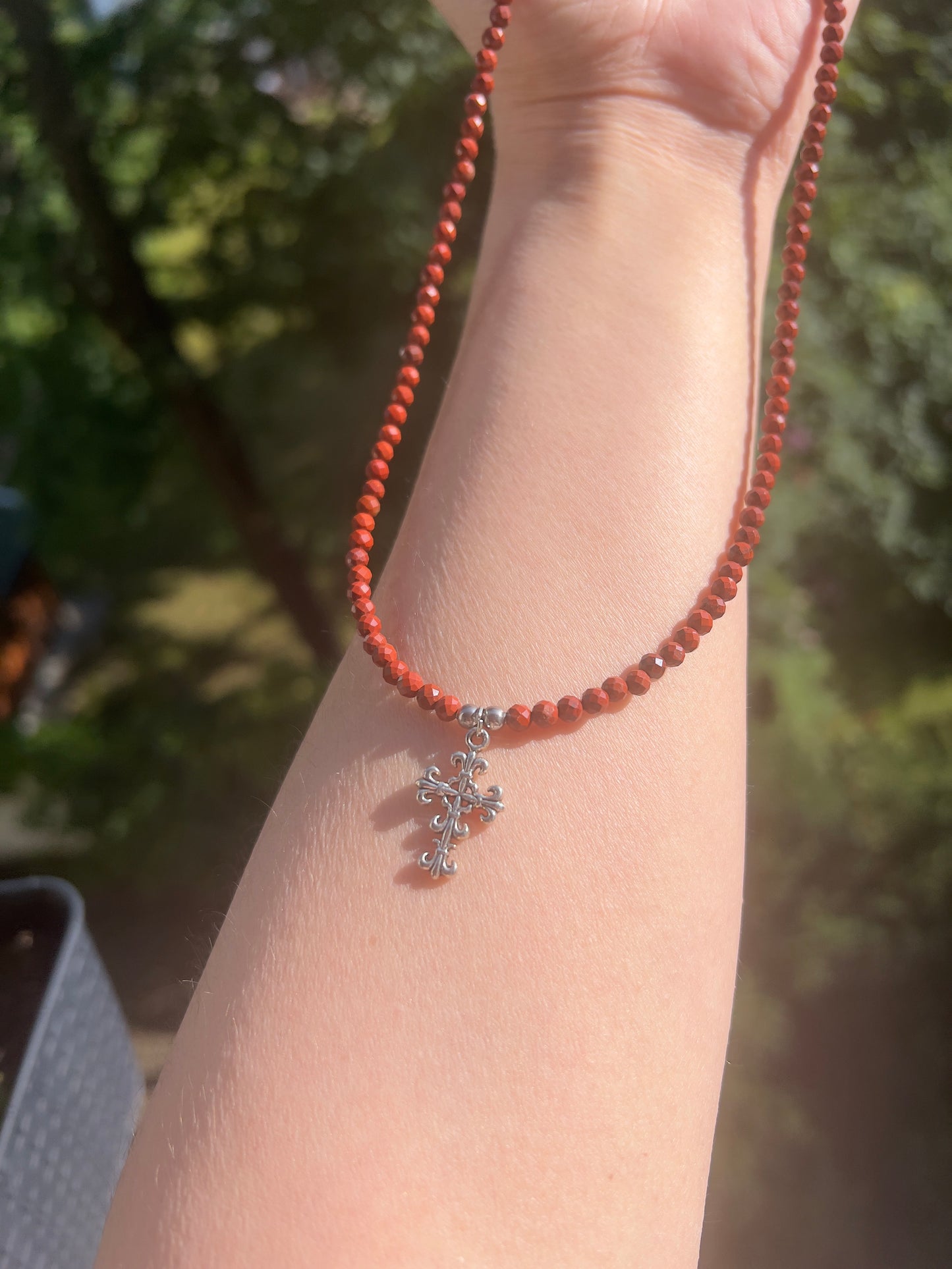 Erdung & Stärke - Roter Jaspis mit antikem Silberkreuz ( 4mm )