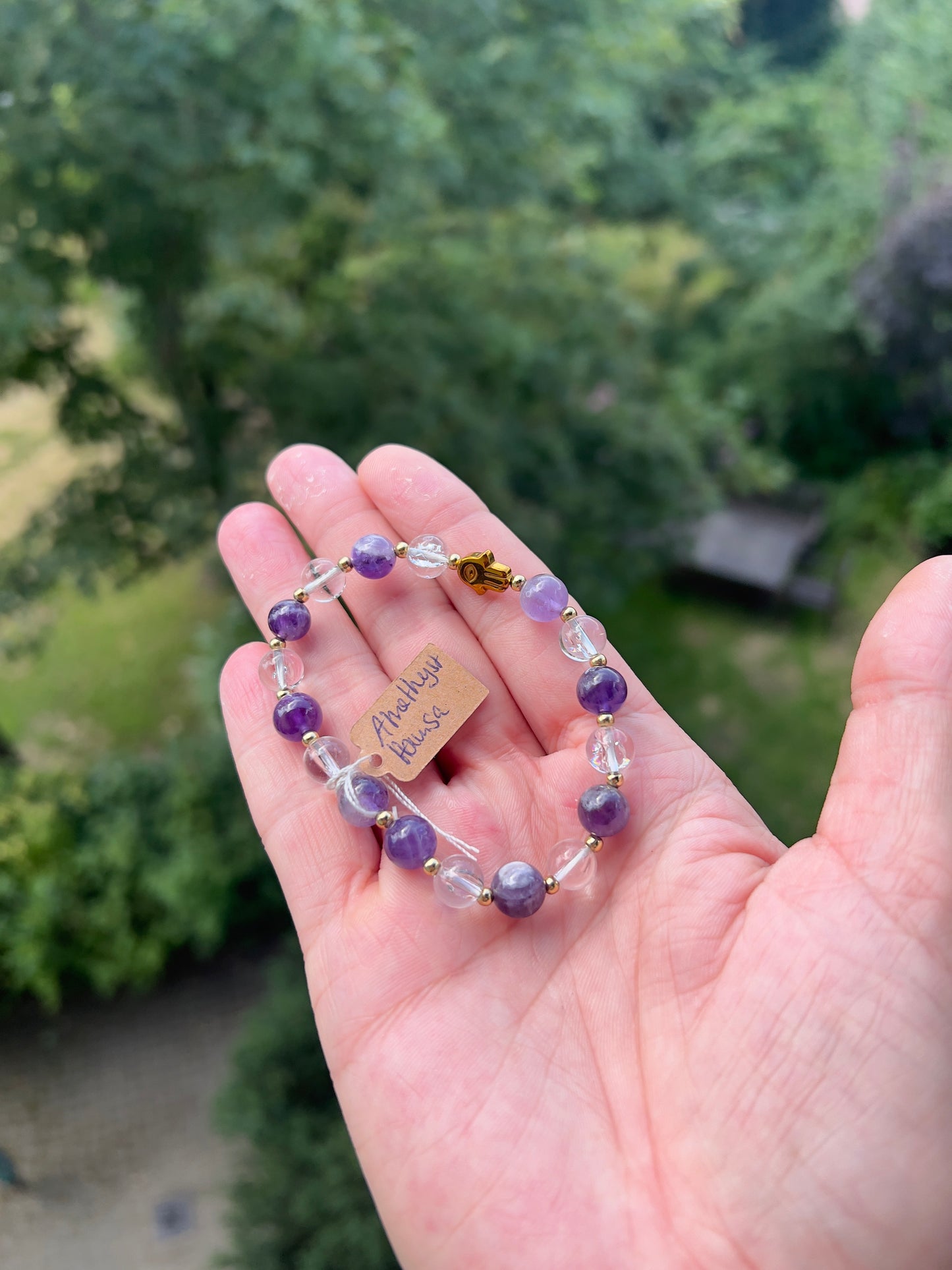 Schutz & Klarheit - Edelsteinarmband mit Amethyst, Bergkristall & goldener Hamsa - Hand
