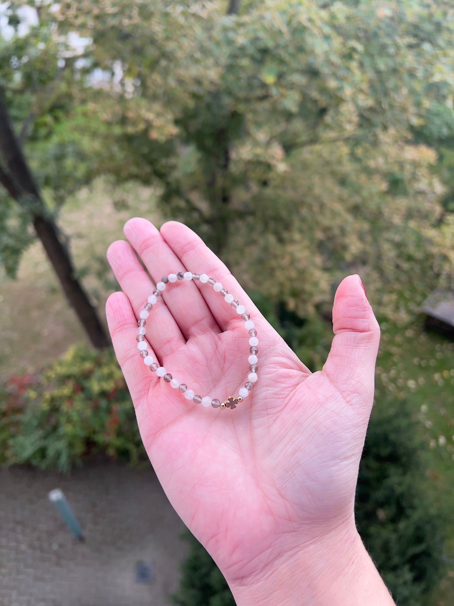 🍀 Licht & Erdung – Armband aus Rauchquarz & Mondstein (facettiert 4 mm) mit vergoldetem Kleeblatt