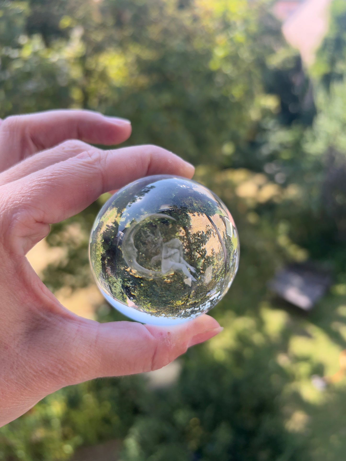 Kristallkugel „Mondfee“ mit filigranem Ständer – Magie, Inspiration & Schutz