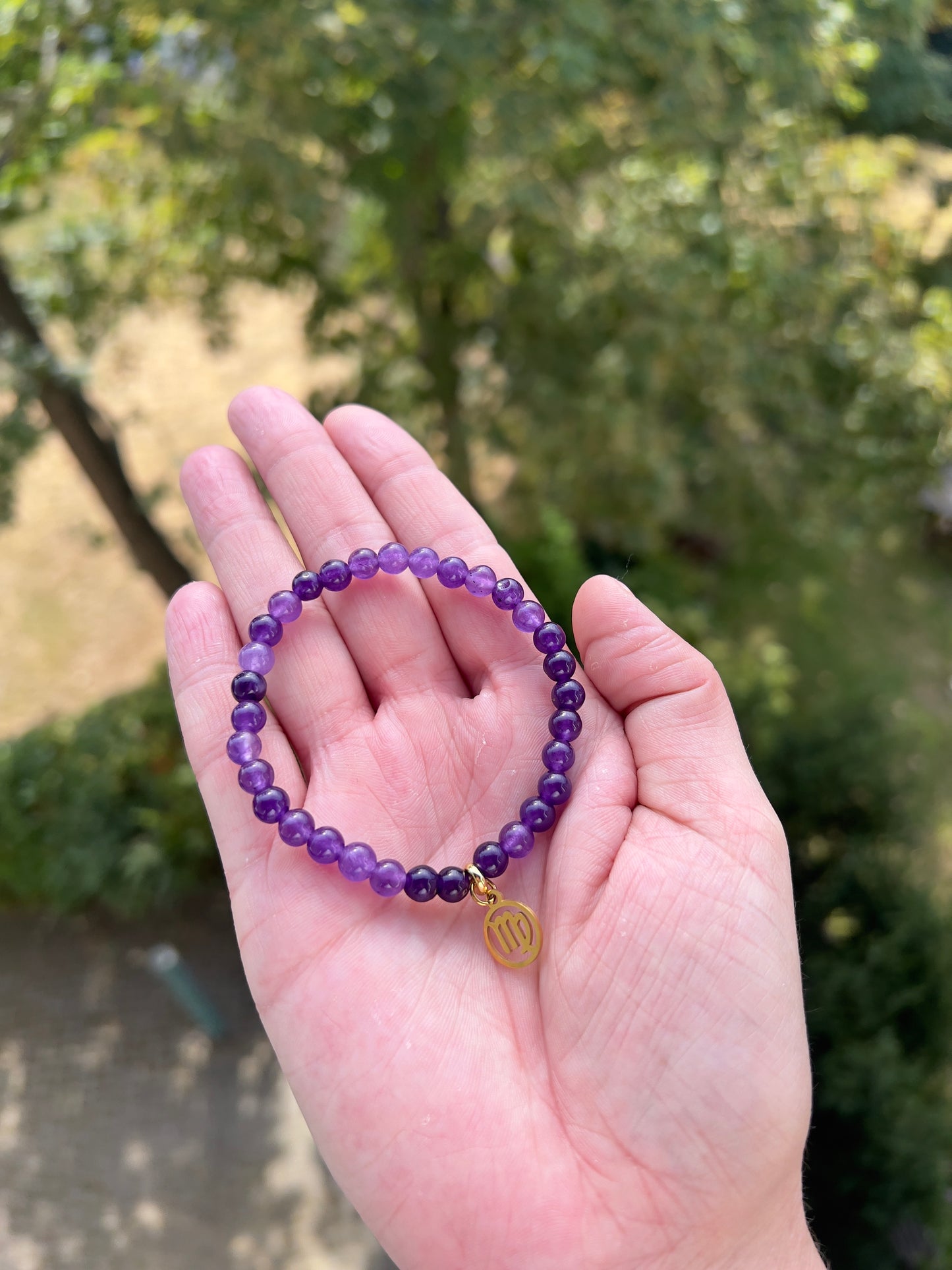 Sternzeichenarmband Jungfrau – Amethyst 6 mm mit Charme (Silber oder Gold wählbar)