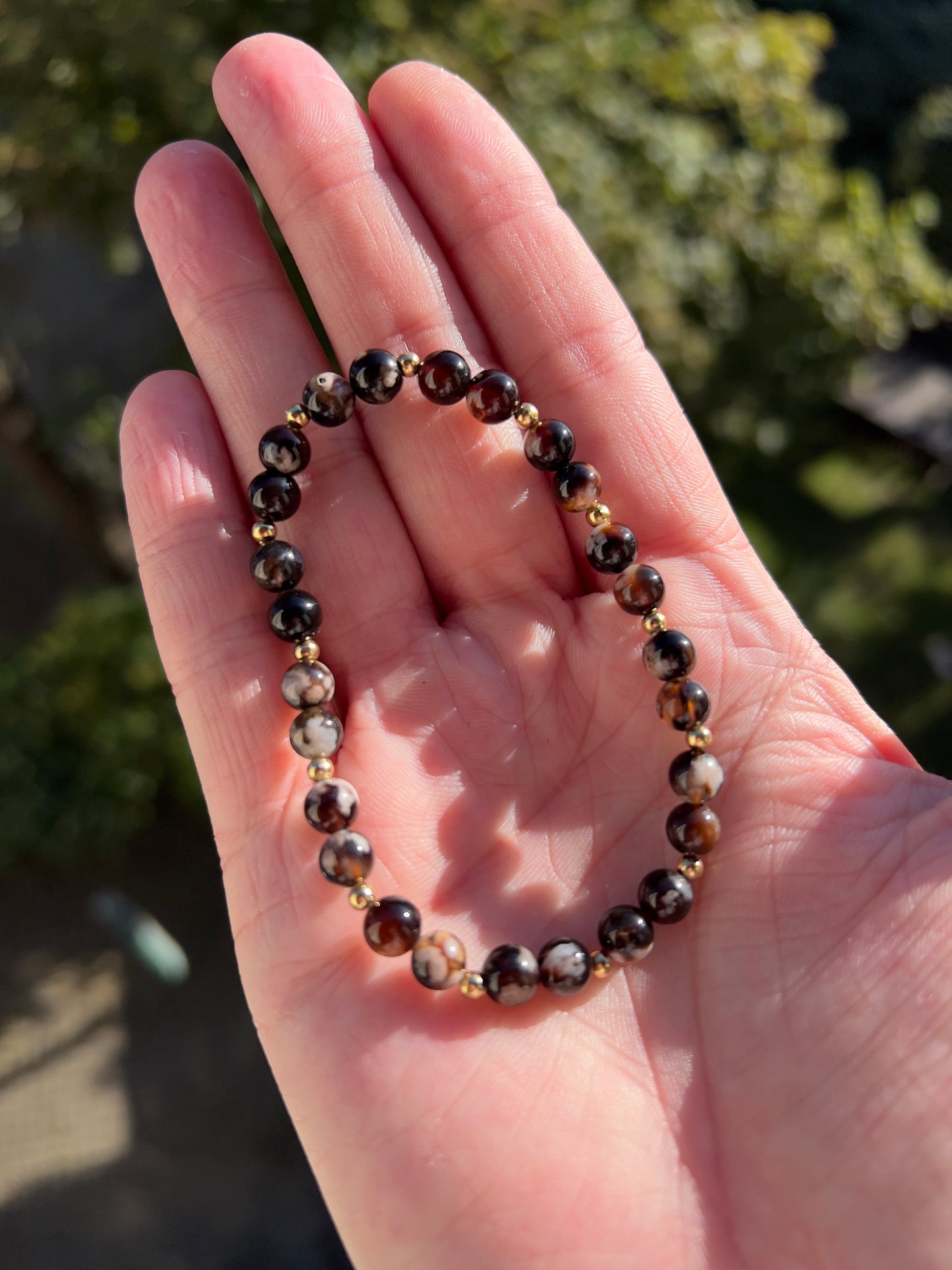 Blumenachat Schwarz – Armband 6 mm mit vergoldeten Edelstahlakzenten