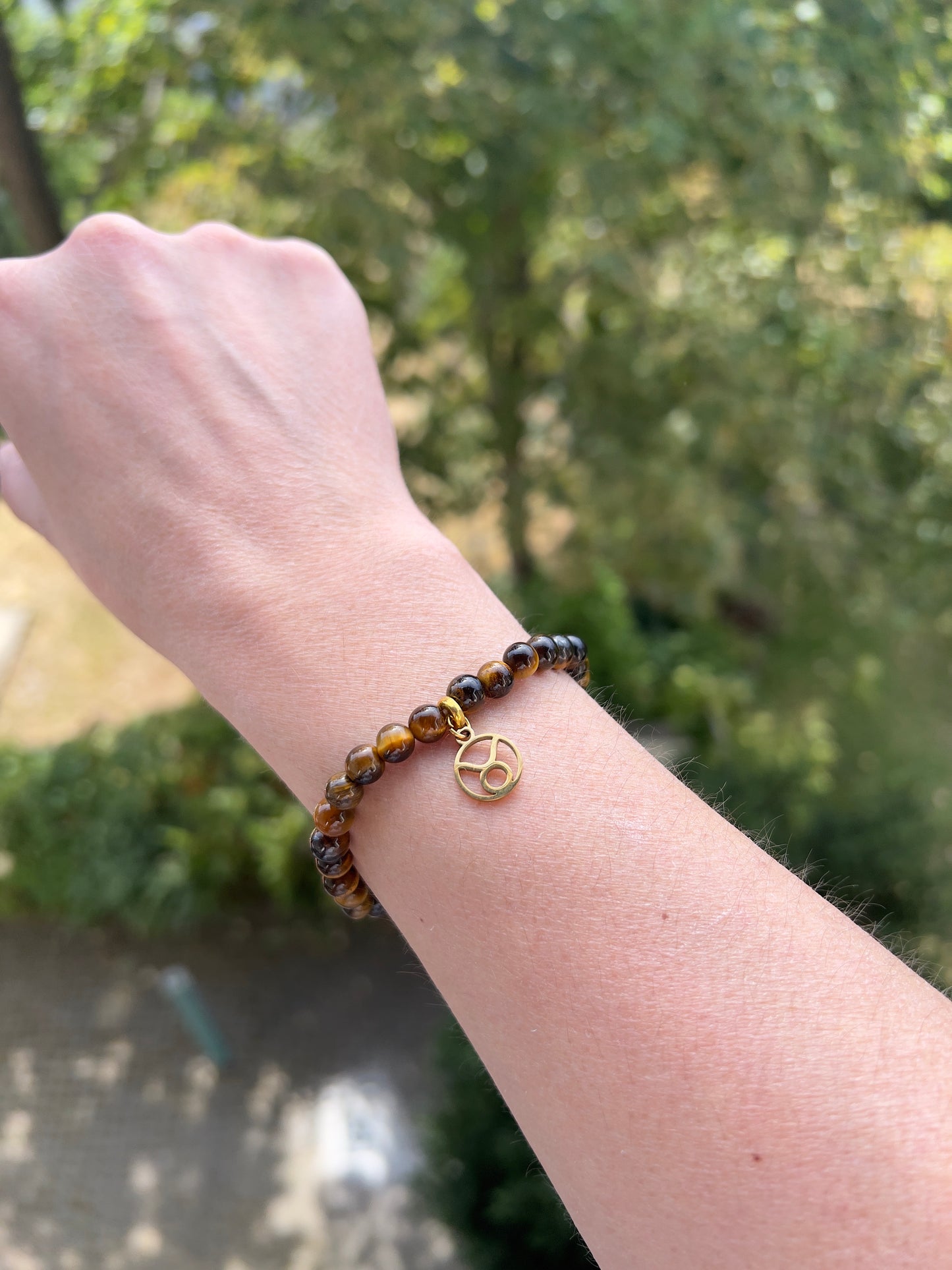 Sternzeichenarmband Stier – Tigerauge 6 mm mit Charme (Silber oder Gold wählbar)