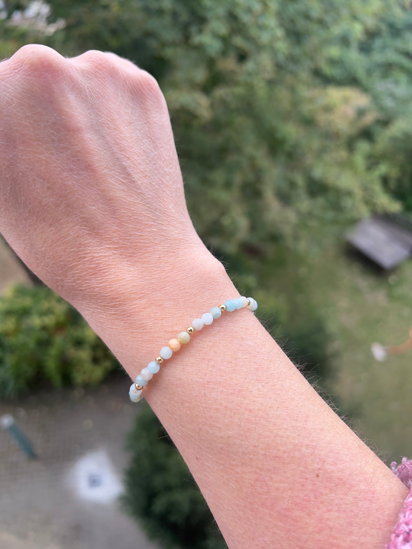 Facettiertes Amazonit-Armband 4 mm mit vergoldeten Edelstahl-Abstandsperlen | Harmonie & innere Stärke