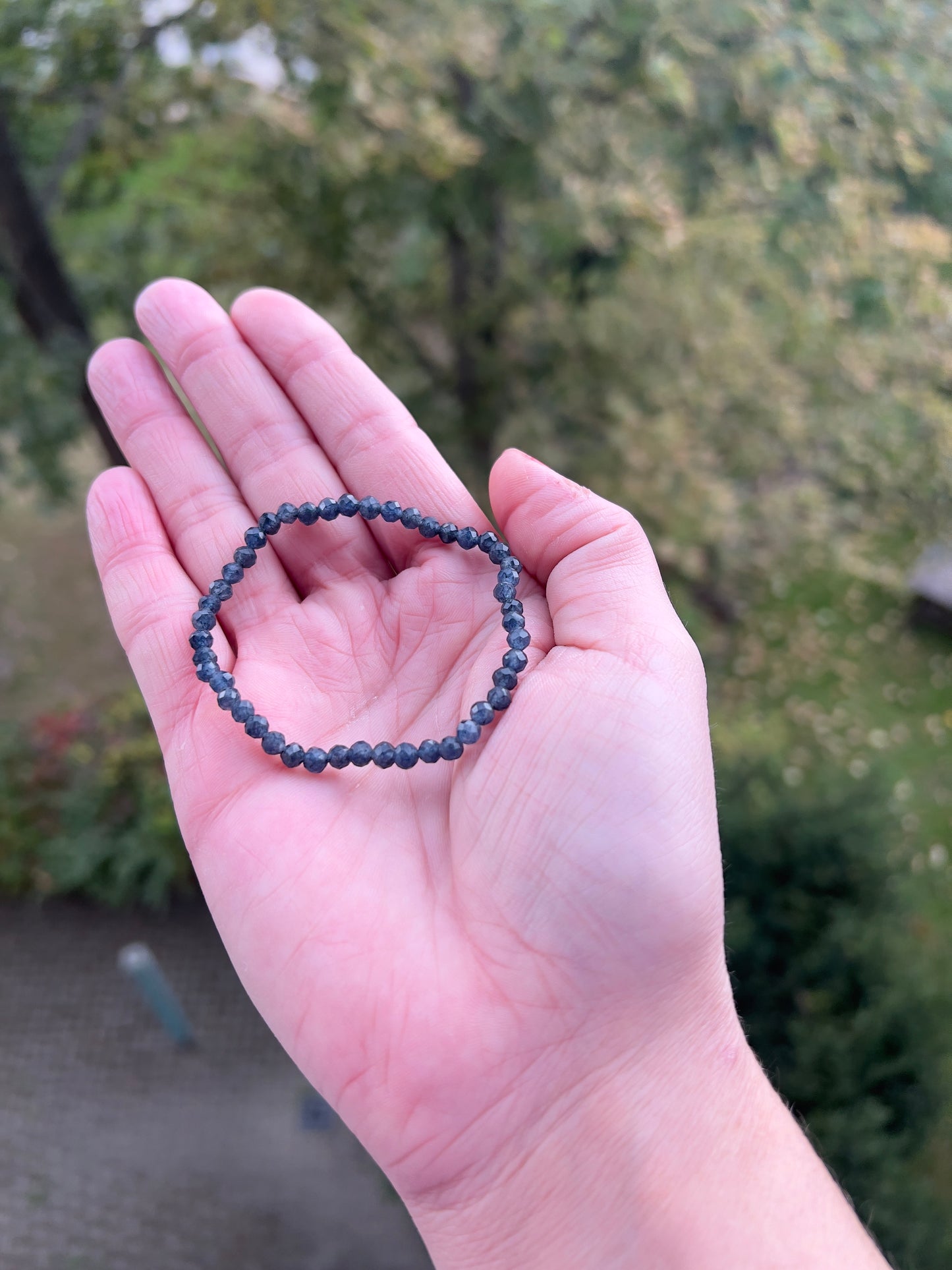 💙 Wahrheit & Intuition – Armband aus facettiertem blauem Saphir (4 mm)