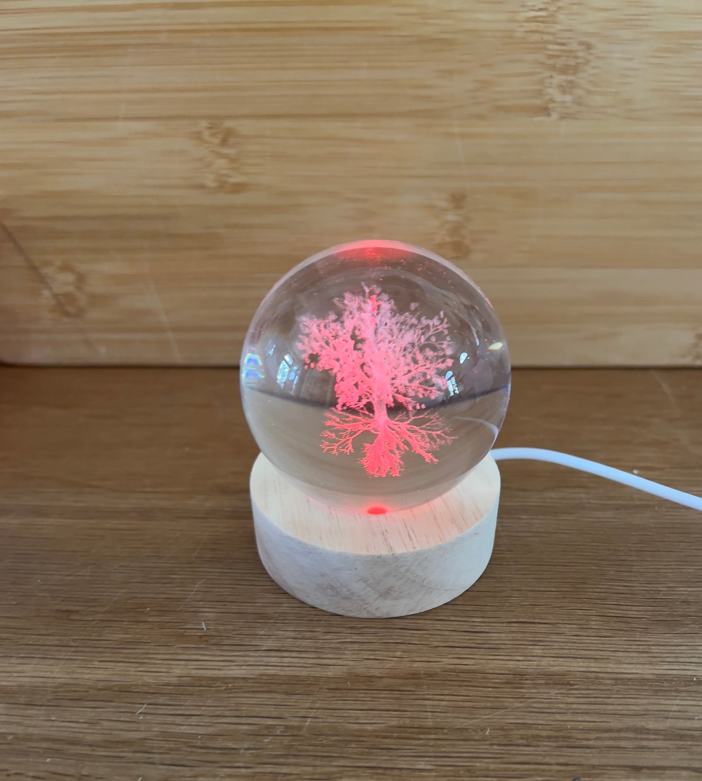 🌳 Kristallkugel Tree of Life mit LED-Holzständer – Set mit USB-Anschluss