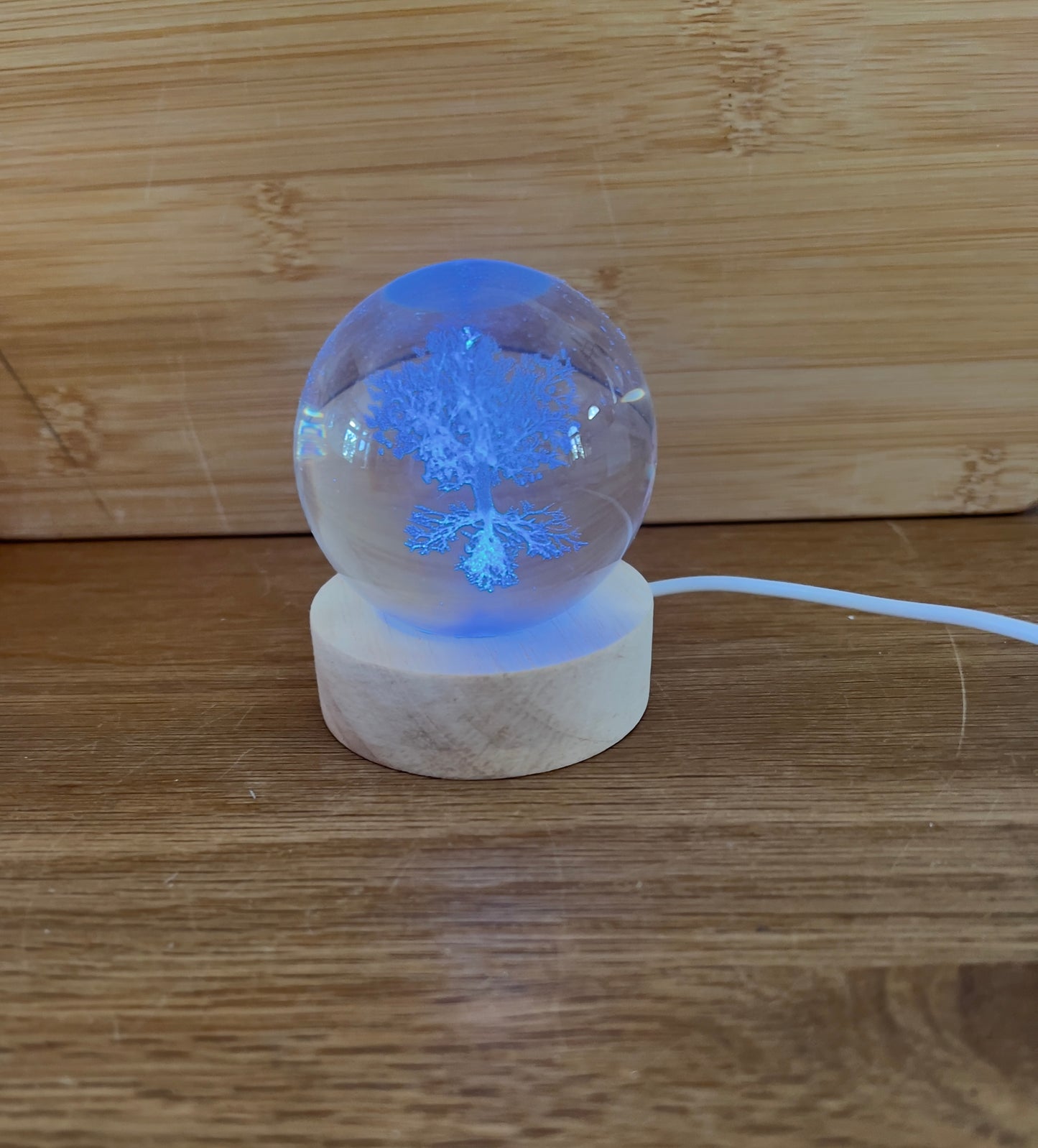 🌳 Kristallkugel Tree of Life mit LED-Holzständer – Set mit USB-Anschluss