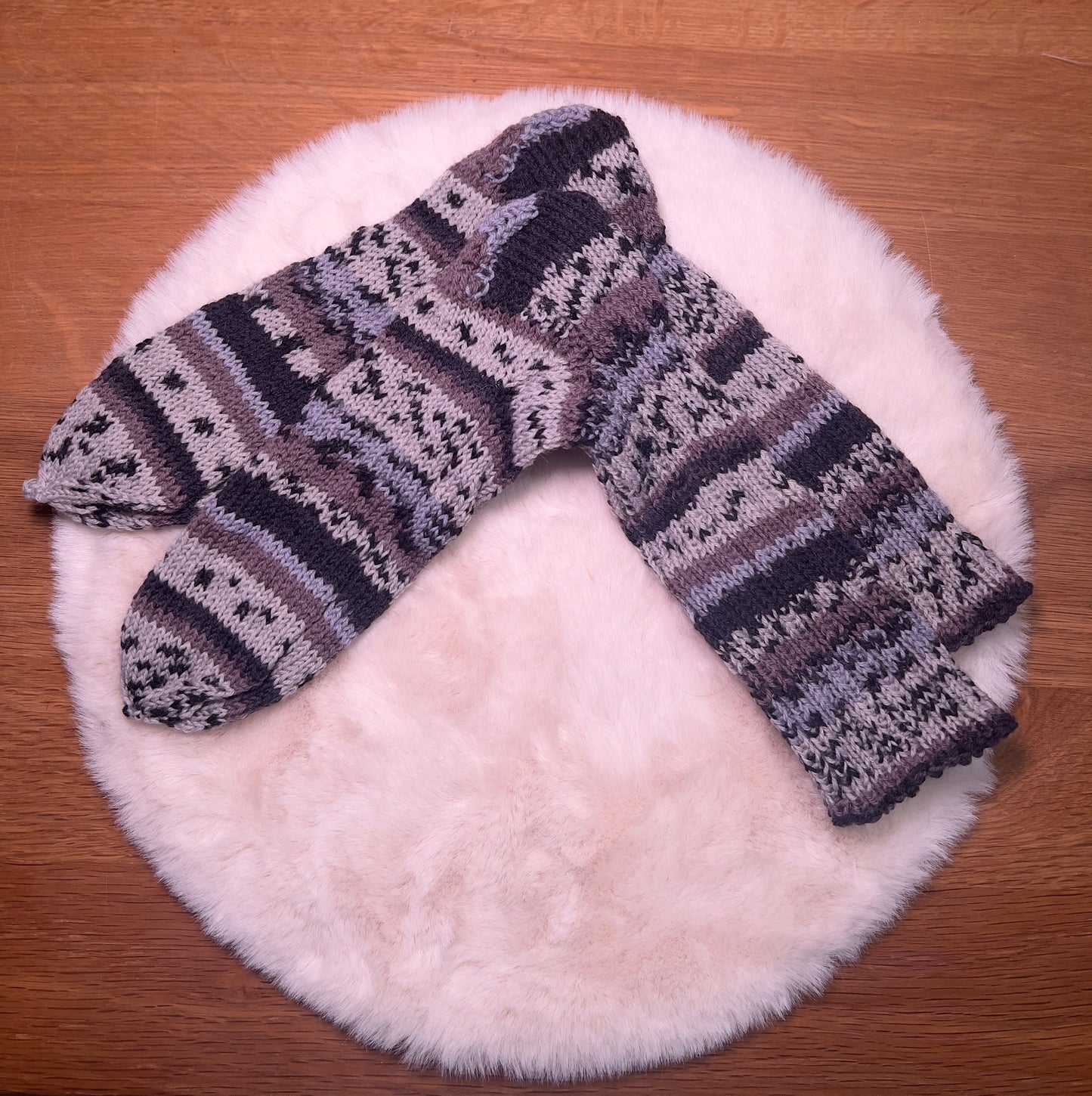 🖤 Winterharmonie – Handgestrickte Socken aus 100 % Schurwolle (Größe 38, Schwarz-Grau-Hellblau-Braun)