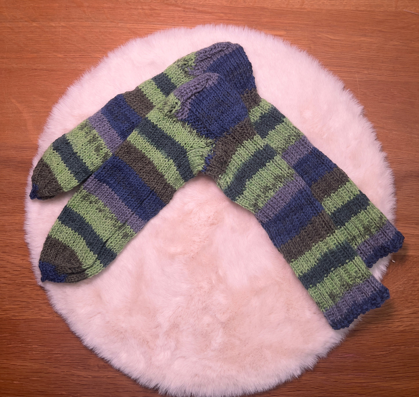 🌿 Waldzauber – Handgestrickte Socken aus 100 % Schurwolle (Größe 38, Blau-Grau-Grün-Braun)