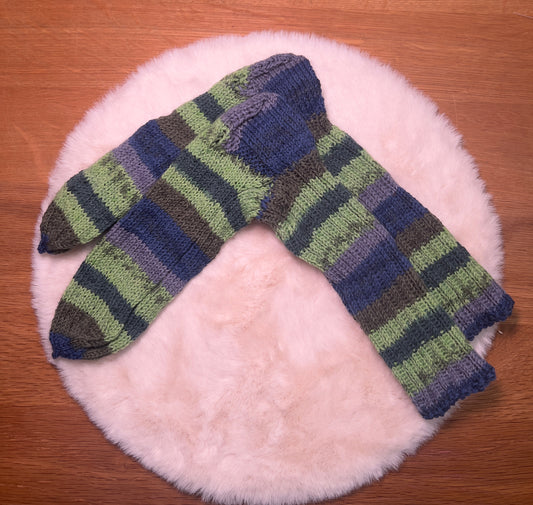 🌿 Waldzauber – Handgestrickte Socken aus 100 % Schurwolle (Größe 38, Blau-Grau-Grün-Braun)