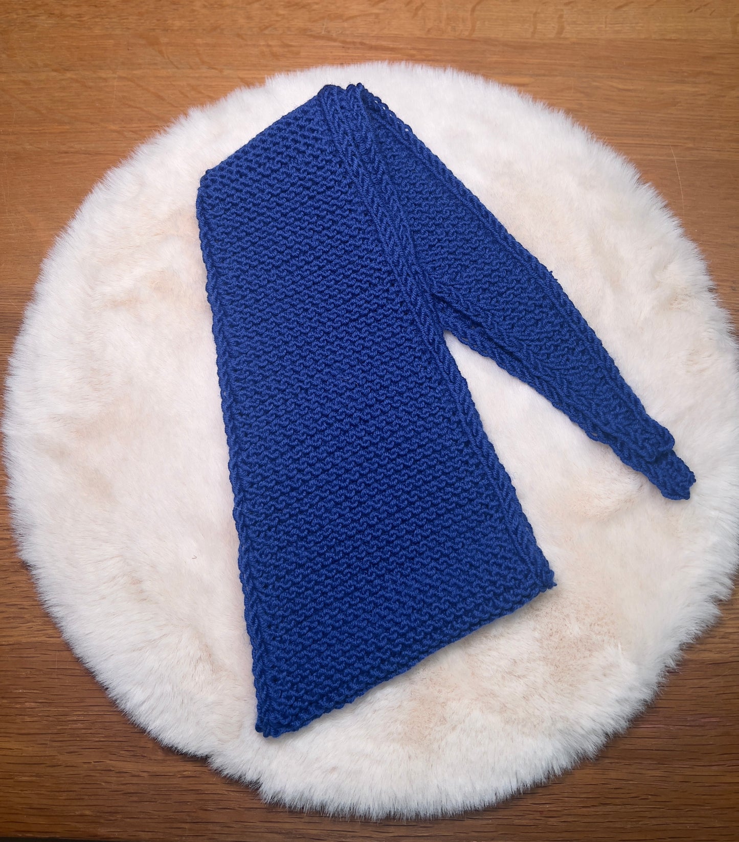 💙 Ozeanzauber – Handgestricktes Dreieckstuch aus Langyarns Merino-Wolle (kräftiges Blau)
