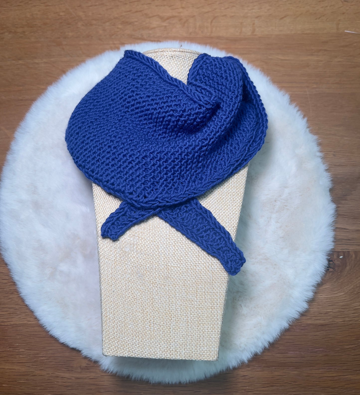 💙 Ozeanzauber – Handgestricktes Dreieckstuch aus Langyarns Merino-Wolle (kräftiges Blau)