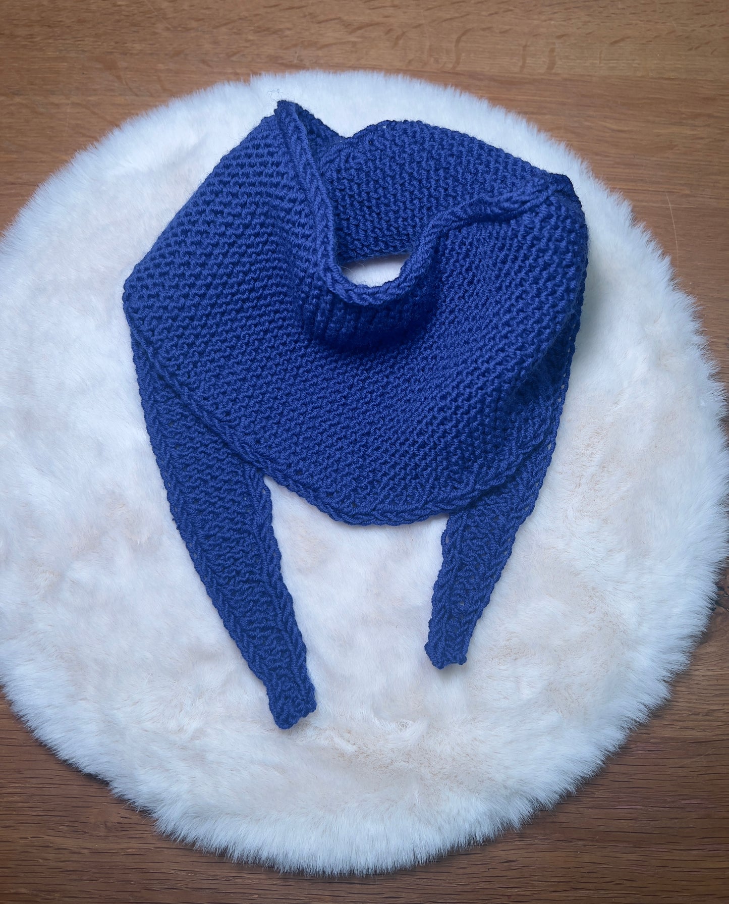 💙 Ozeanzauber – Handgestricktes Dreieckstuch aus Langyarns Merino-Wolle (kräftiges Blau)