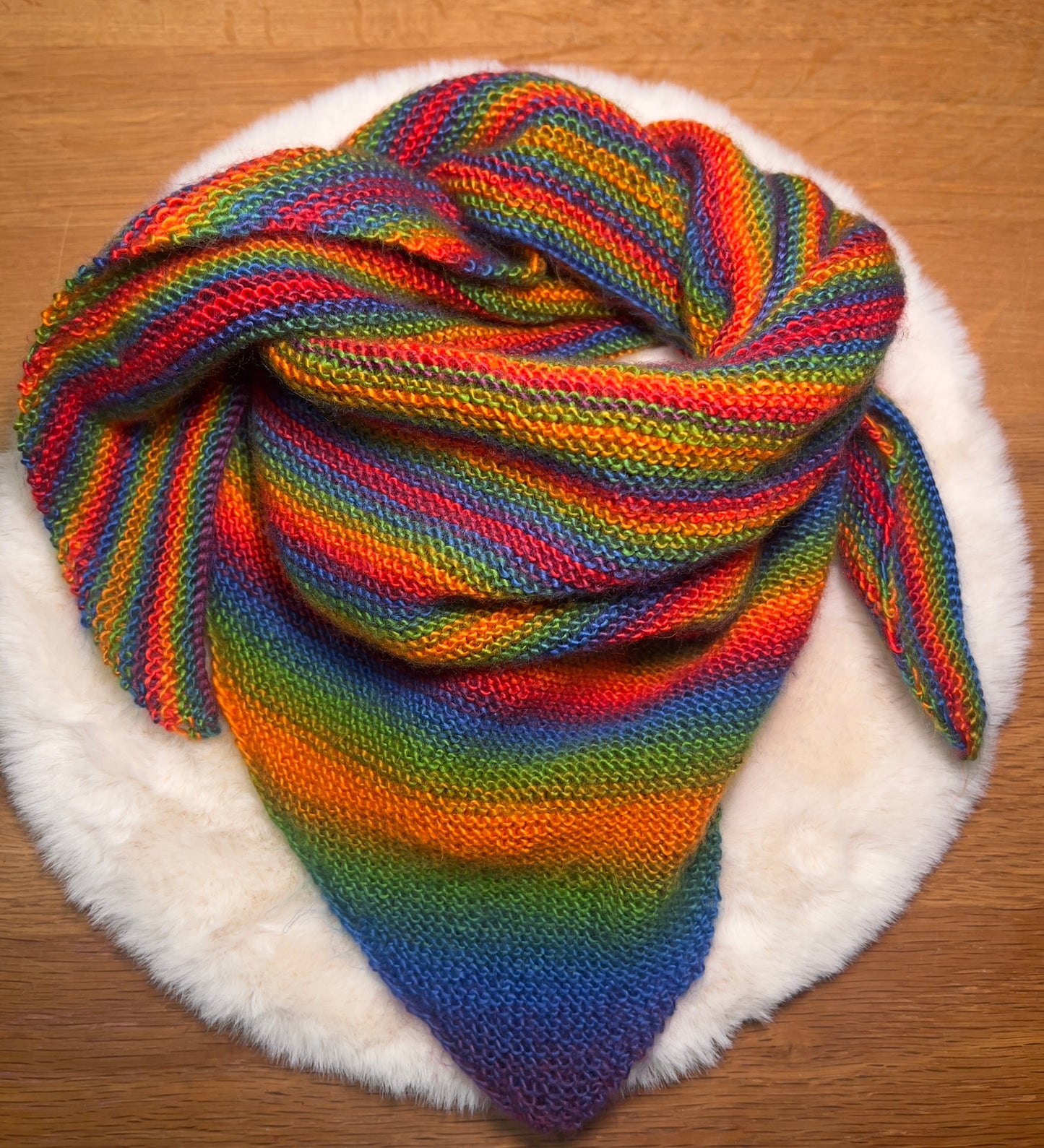 🌈 Farbenfreude – Handgestricktes Dreieckstuch aus Sunny Rainbow-Wolle (1 m × 45 cm, 100 % Polyacryl)