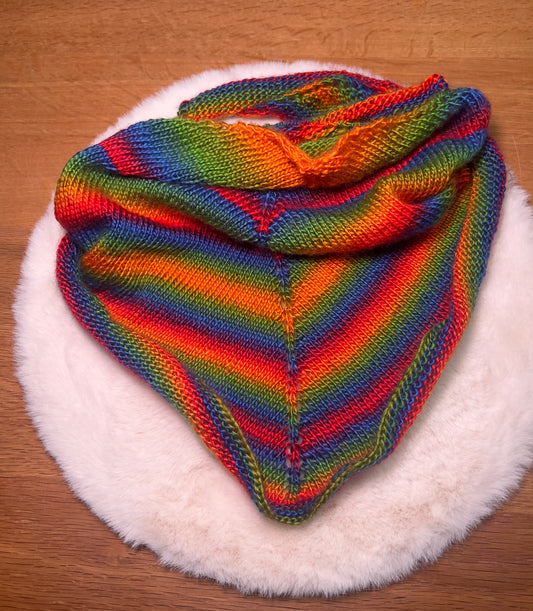 🌈 Regenbogenglück – Handgestricktes Dreieckstuch aus 100 % Polyacryl (Sunny Rainbow-Wolle)