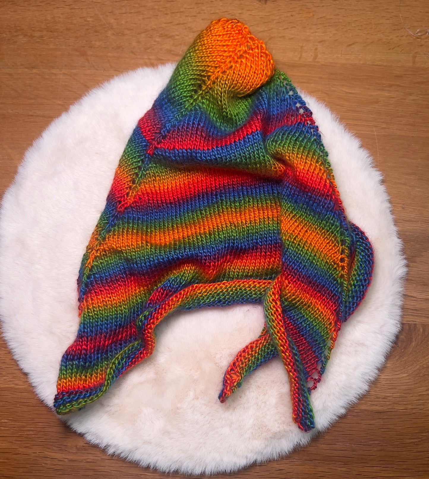 🌈 Regenbogenglück – Handgestricktes Dreieckstuch aus 100 % Polyacryl (Sunny Rainbow-Wolle)