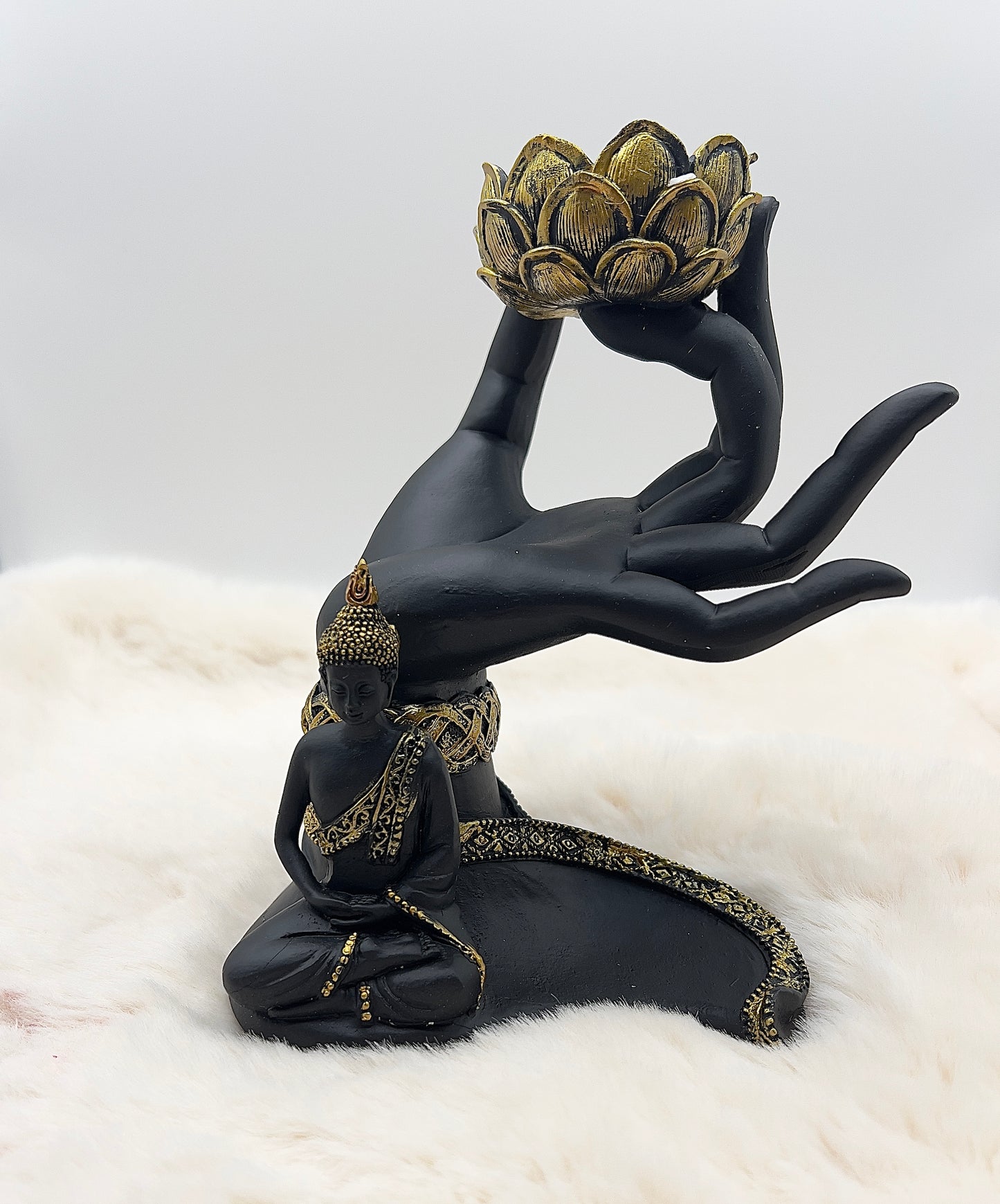 Buddha-Figur mit Hand und Lotus-Teelichthalter – edles Schwarz mit goldenen Akzenten | Harzkunst für Ruhe & Achtsamkeit