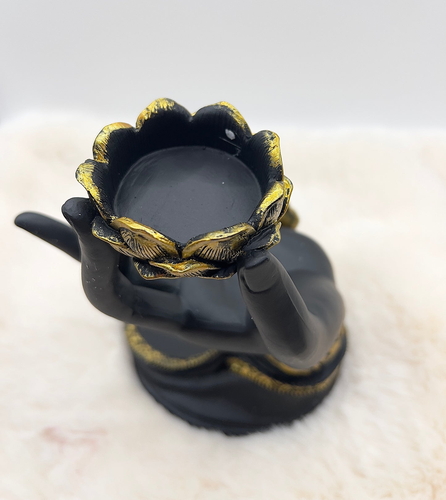Buddha-Figur mit Hand und Lotus-Teelichthalter – edles Schwarz mit goldenen Akzenten | Harzkunst für Ruhe & Achtsamkeit