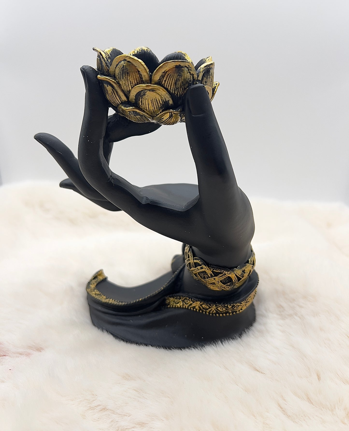 Buddha-Figur mit Hand und Lotus-Teelichthalter – edles Schwarz mit goldenen Akzenten | Harzkunst für Ruhe & Achtsamkeit