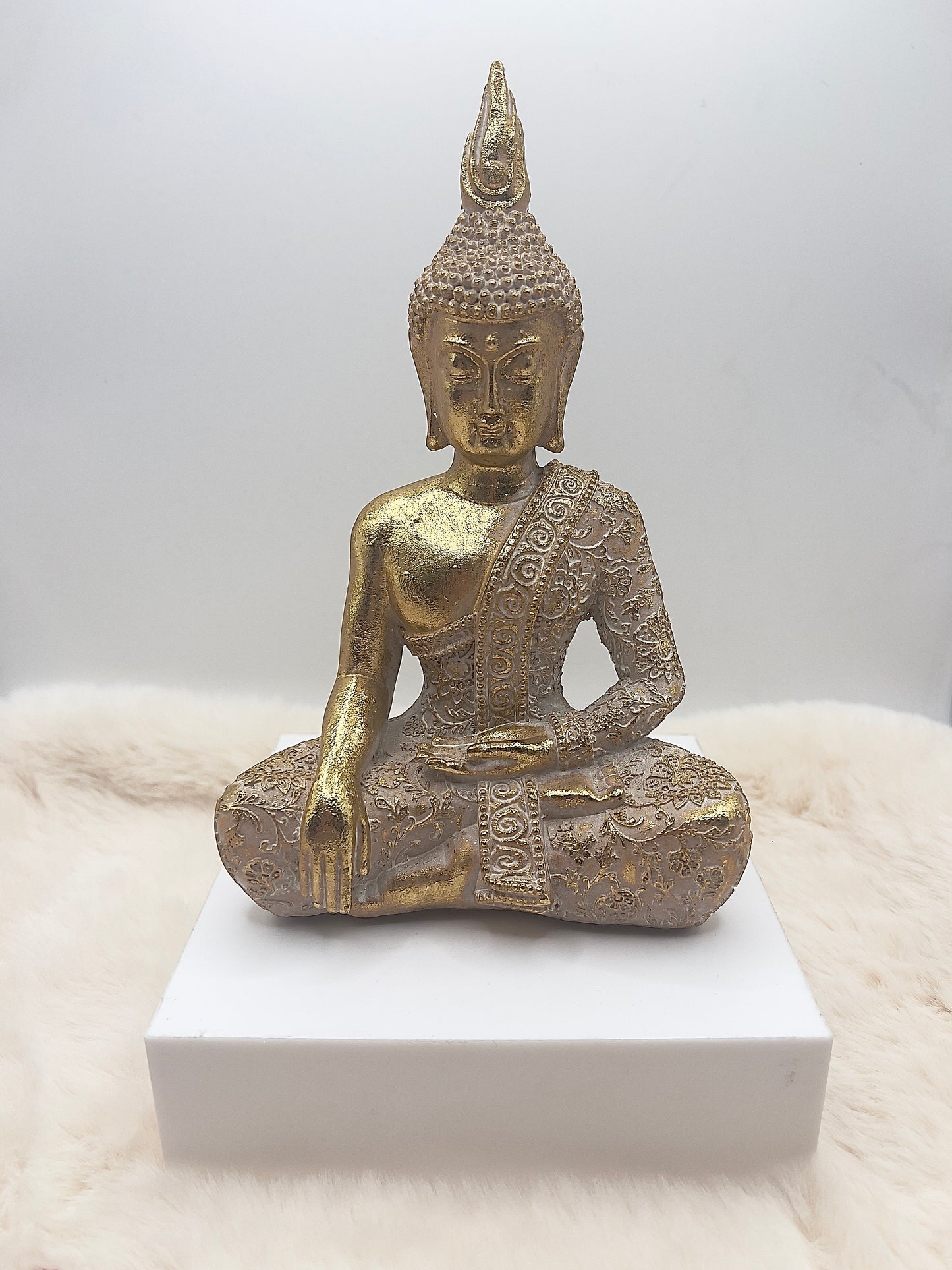 ✨ Buddha Statue Beige-Gold – 22 cm | Dekofigur aus Harz für Ruhe & Achtsamkeit ✨