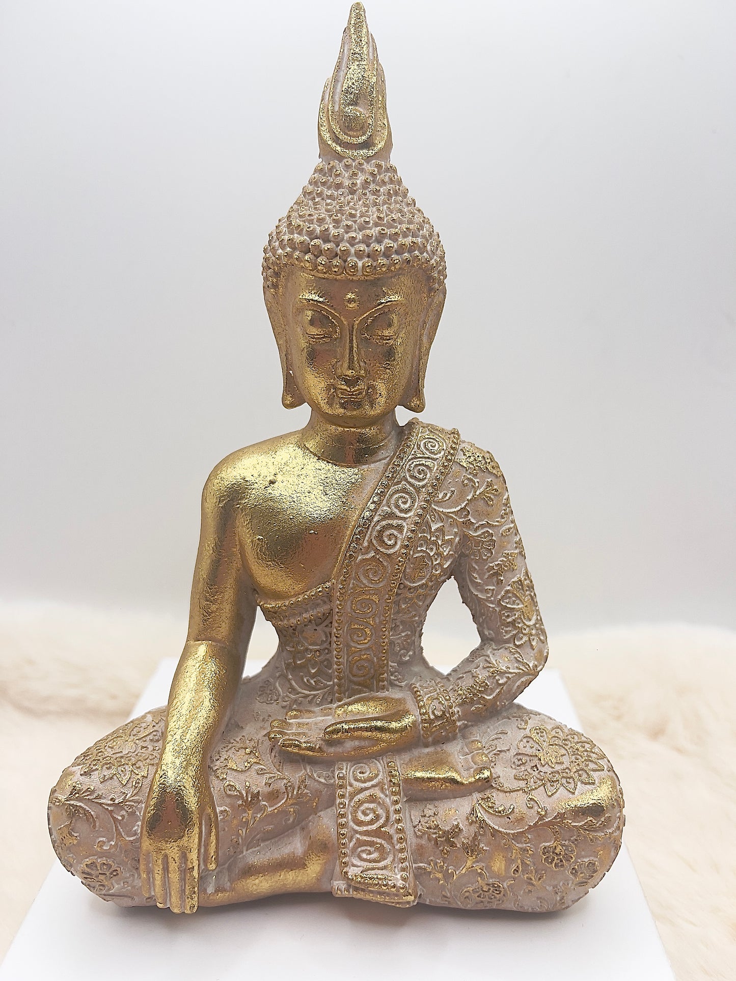 ✨ Buddha Statue Beige-Gold – 22 cm | Dekofigur aus Harz für Ruhe & Achtsamkeit ✨