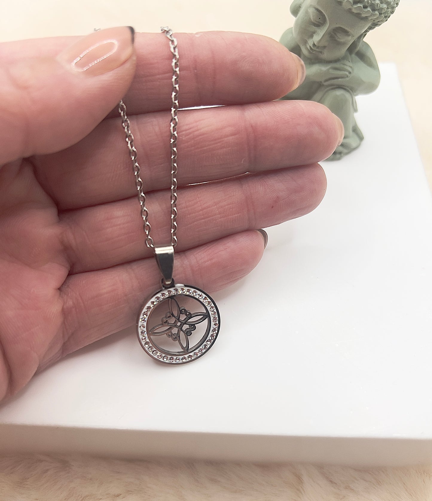 ✨ Edelstahlkette „Hexenknoten Glanz“ – Silber oder Gold | 49 cm | Zirkonia-Kristalle | Mystischer Schutzknoten