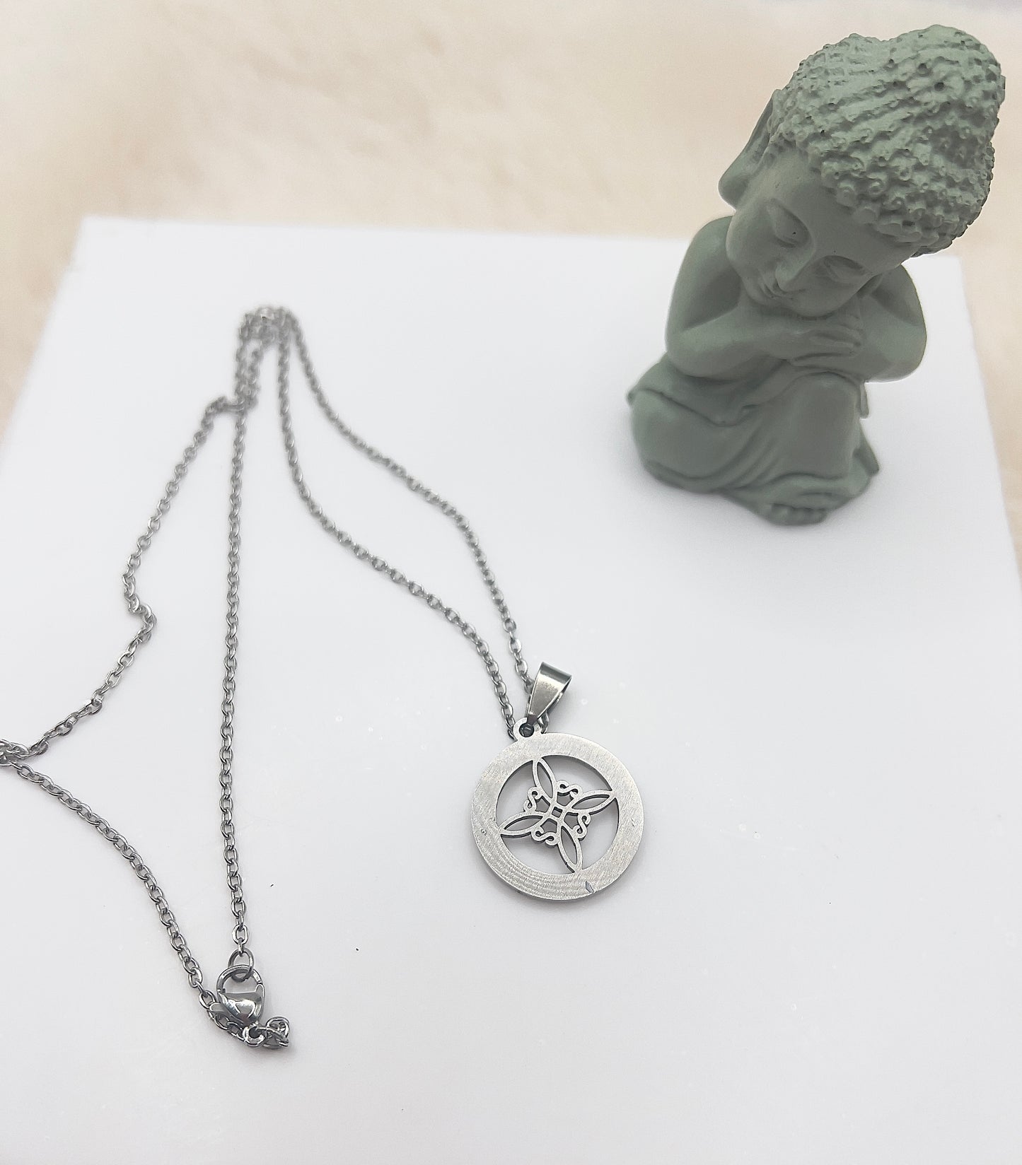 ✨ Edelstahlkette „Hexenknoten Glanz“ – Silber oder Gold | 49 cm | Zirkonia-Kristalle | Mystischer Schutzknoten