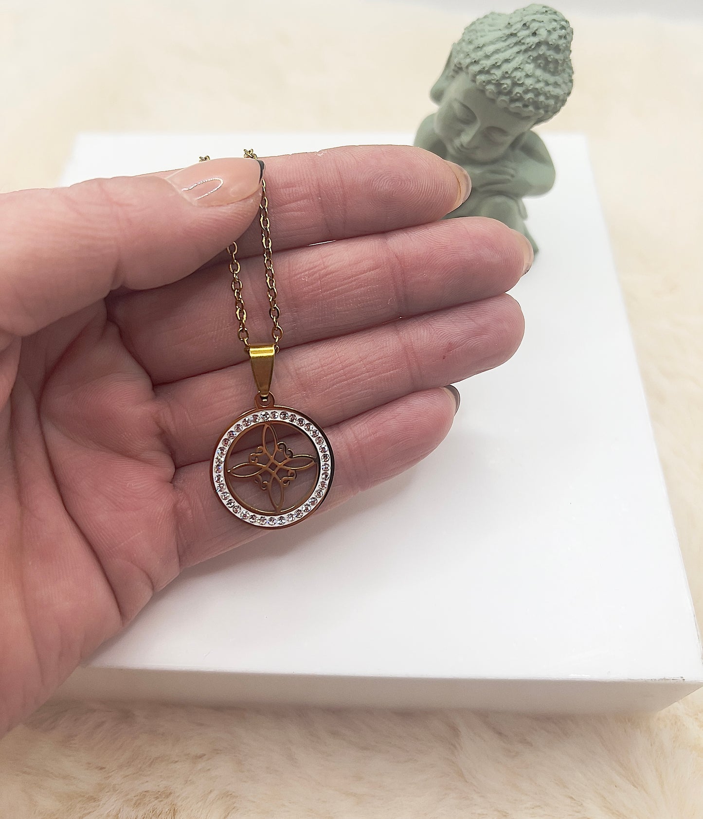 ✨ Edelstahlkette „Hexenknoten Glanz“ – Silber oder Gold | 49 cm | Zirkonia-Kristalle | Mystischer Schutzknoten