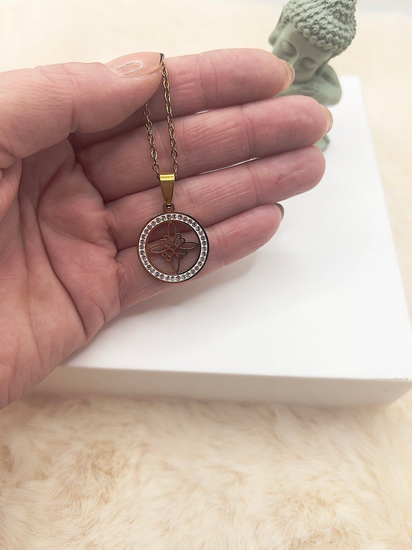 ✨ Edelstahlkette „Hexenknoten Glanz“ – Silber oder Gold | 49 cm | Zirkonia-Kristalle | Mystischer Schutzknoten