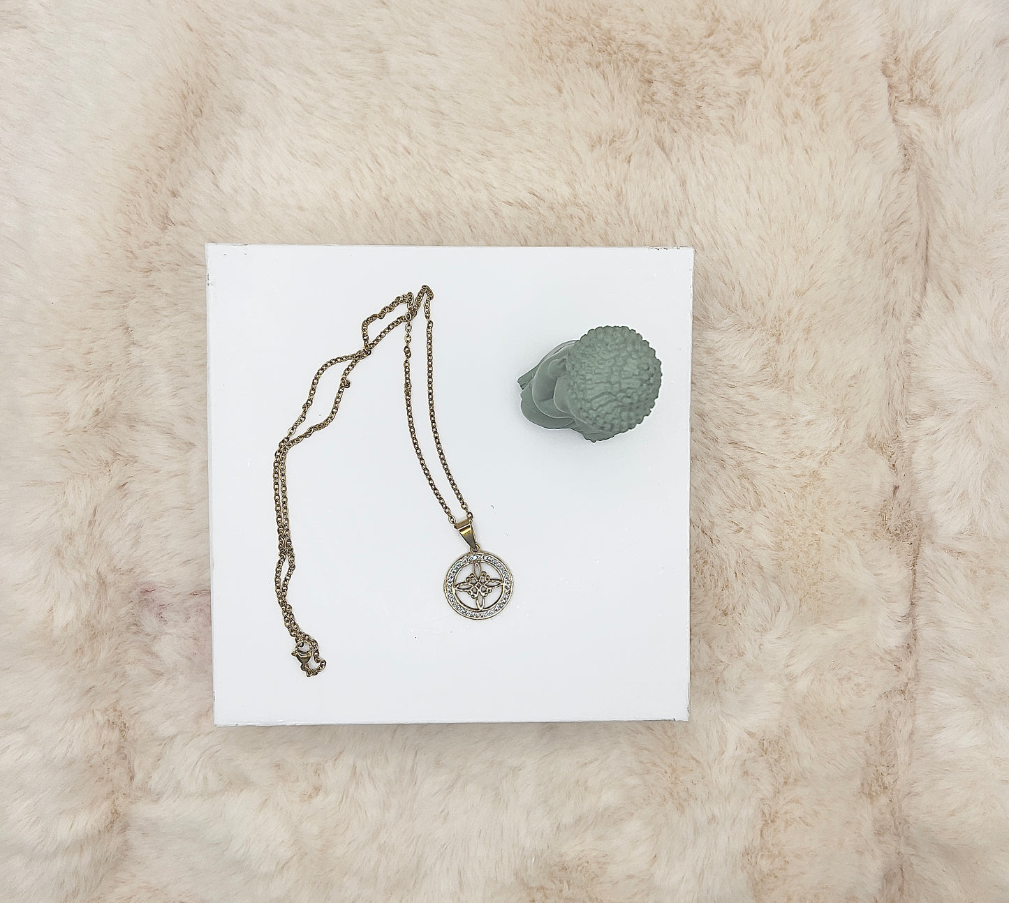 ✨ Edelstahlkette „Hexenknoten Glanz“ – Silber oder Gold | 49 cm | Zirkonia-Kristalle | Mystischer Schutzknoten