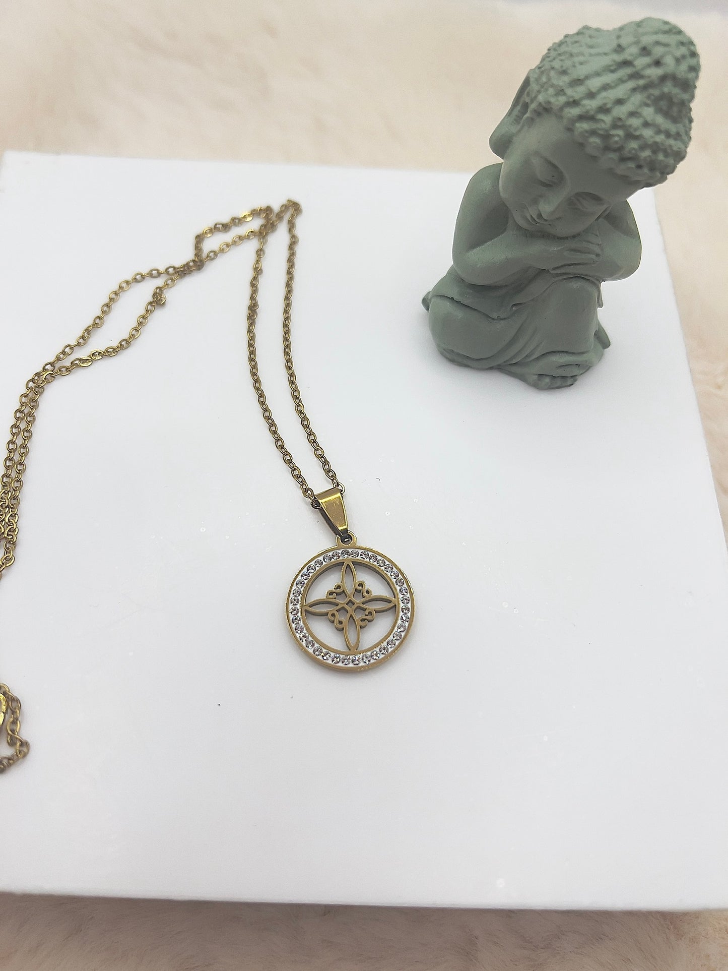 ✨ Edelstahlkette „Hexenknoten Glanz“ – Silber oder Gold | 49 cm | Zirkonia-Kristalle | Mystischer Schutzknoten