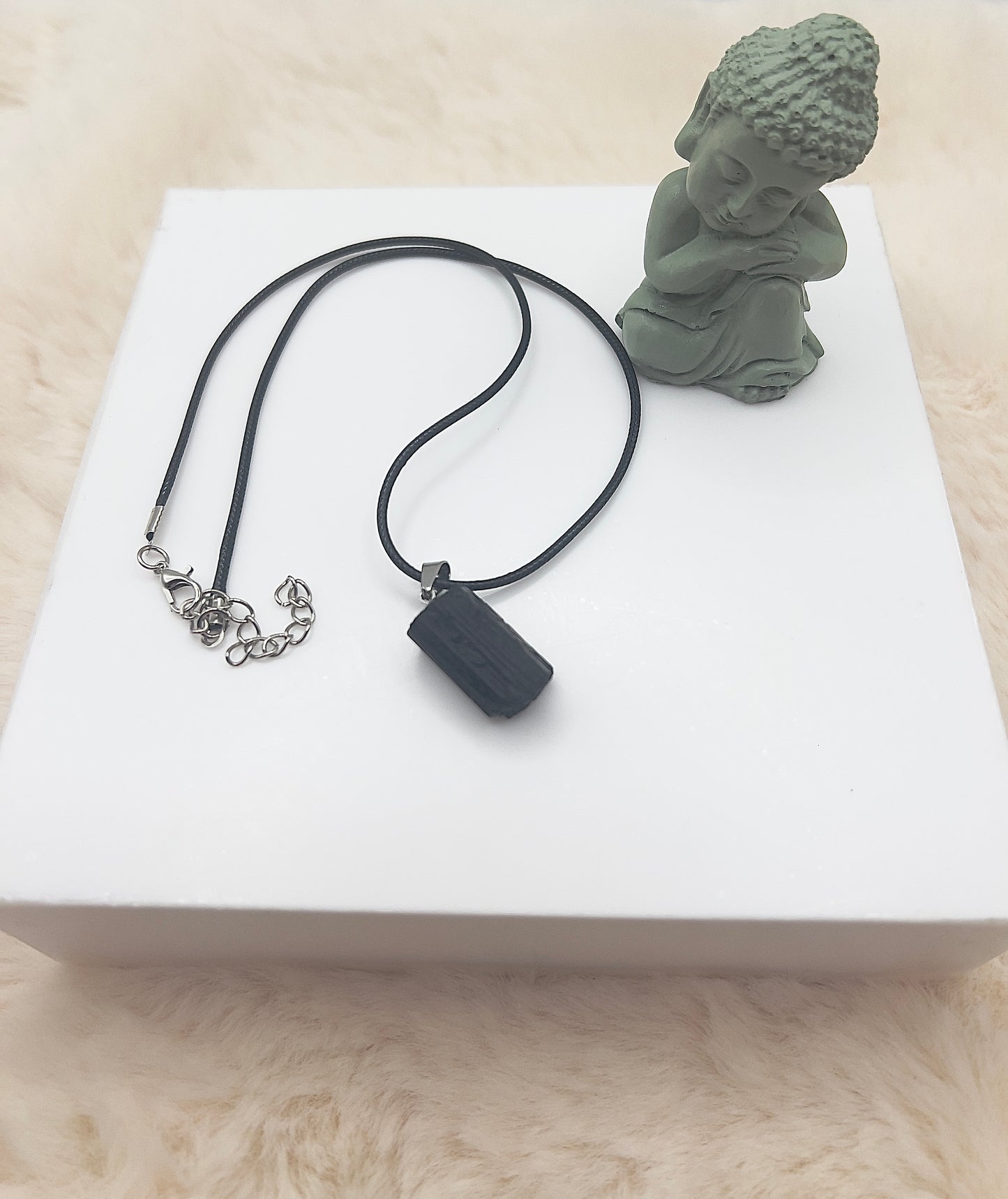 ✨ Kette mit Rohstein Schwarzer Turmalin | Lederband 45–50 cm | Natürlicher Schutzstein