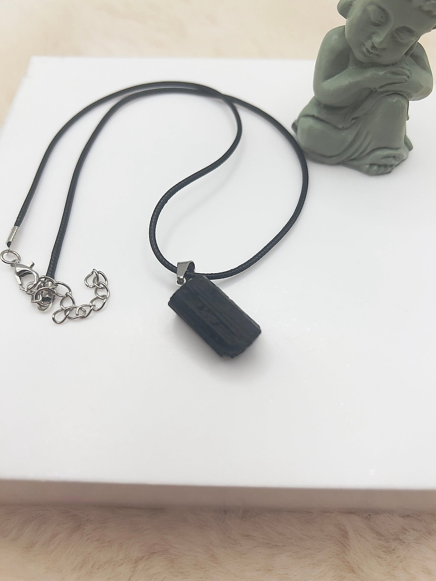 ✨ Kette mit Rohstein Schwarzer Turmalin | Lederband 45–50 cm | Natürlicher Schutzstein