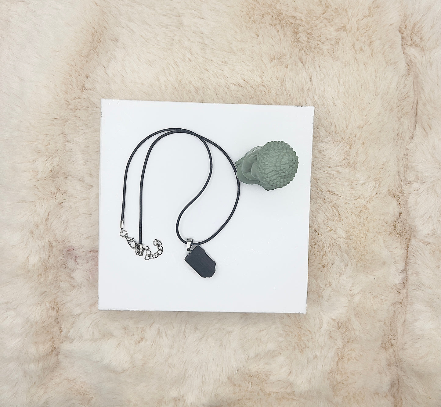 ✨ Kette mit Rohstein Schwarzer Turmalin | Lederband 45–50 cm | Natürlicher Schutzstein